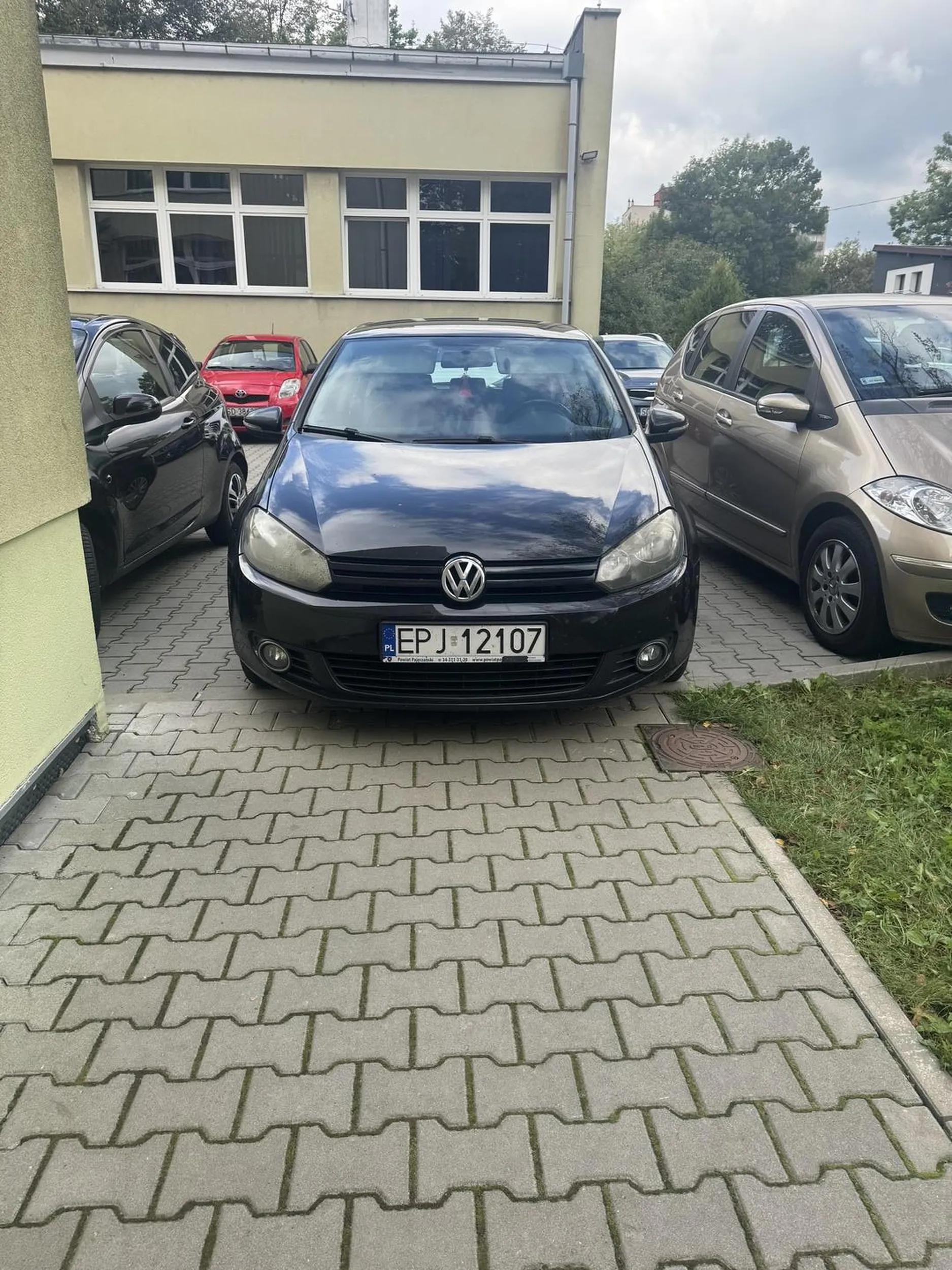 Naucz się parkować a nie chodnik blokujesz