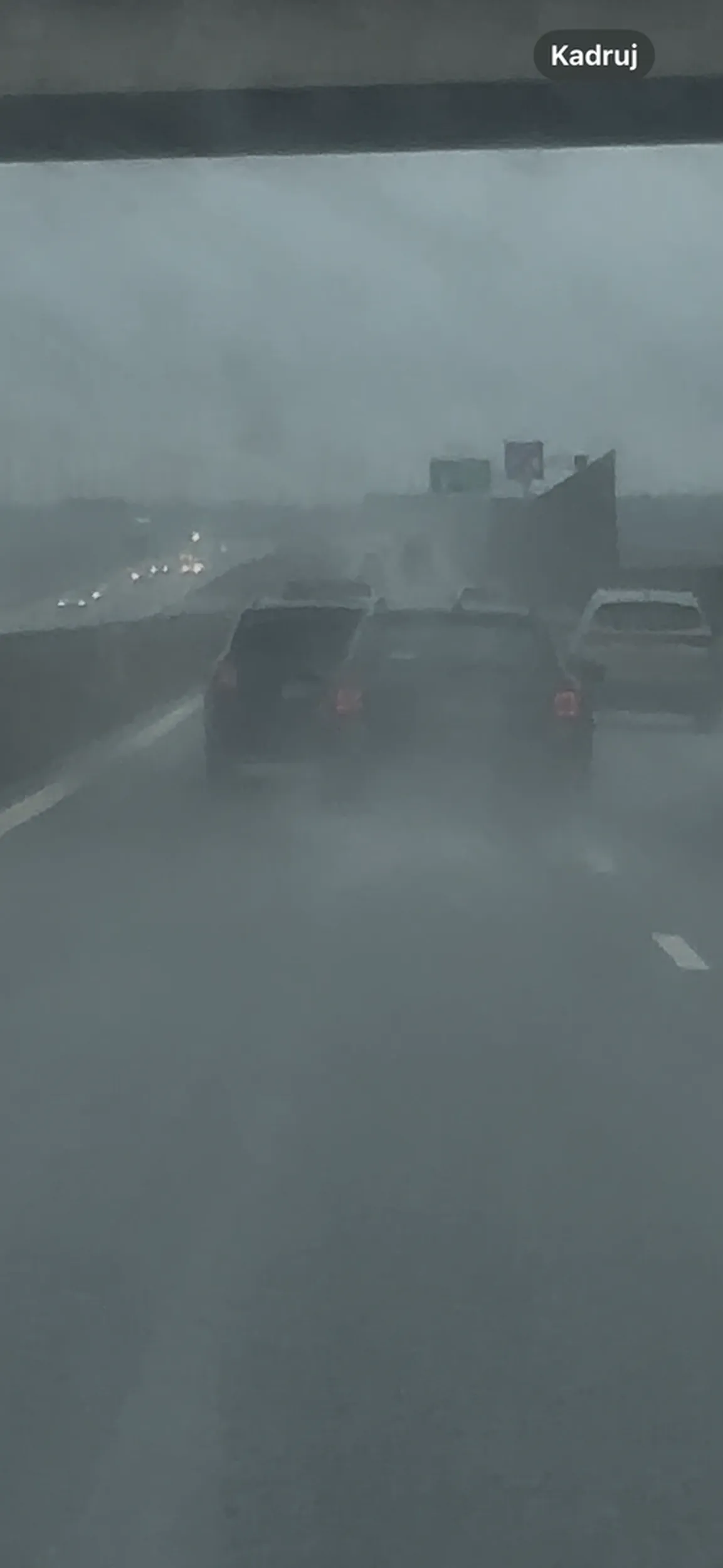 faceta chyba gacie cisną, siwy dziadku ładną masz buźkę, a szkoda żeby gdzieś w rowie leżała. pchasz się między auta i środkiem jeździsz. Z takimi akcjami nie wróżę ci dobrej przyszłości. radzę uważać na niego.