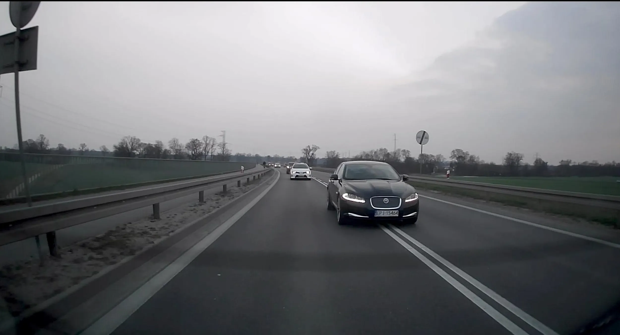 Tak jak widać na obrazku gościu wszystkich łykał po kolei bo dla niego jazda w szyku z autami poniżej 300K jest jak potwarz