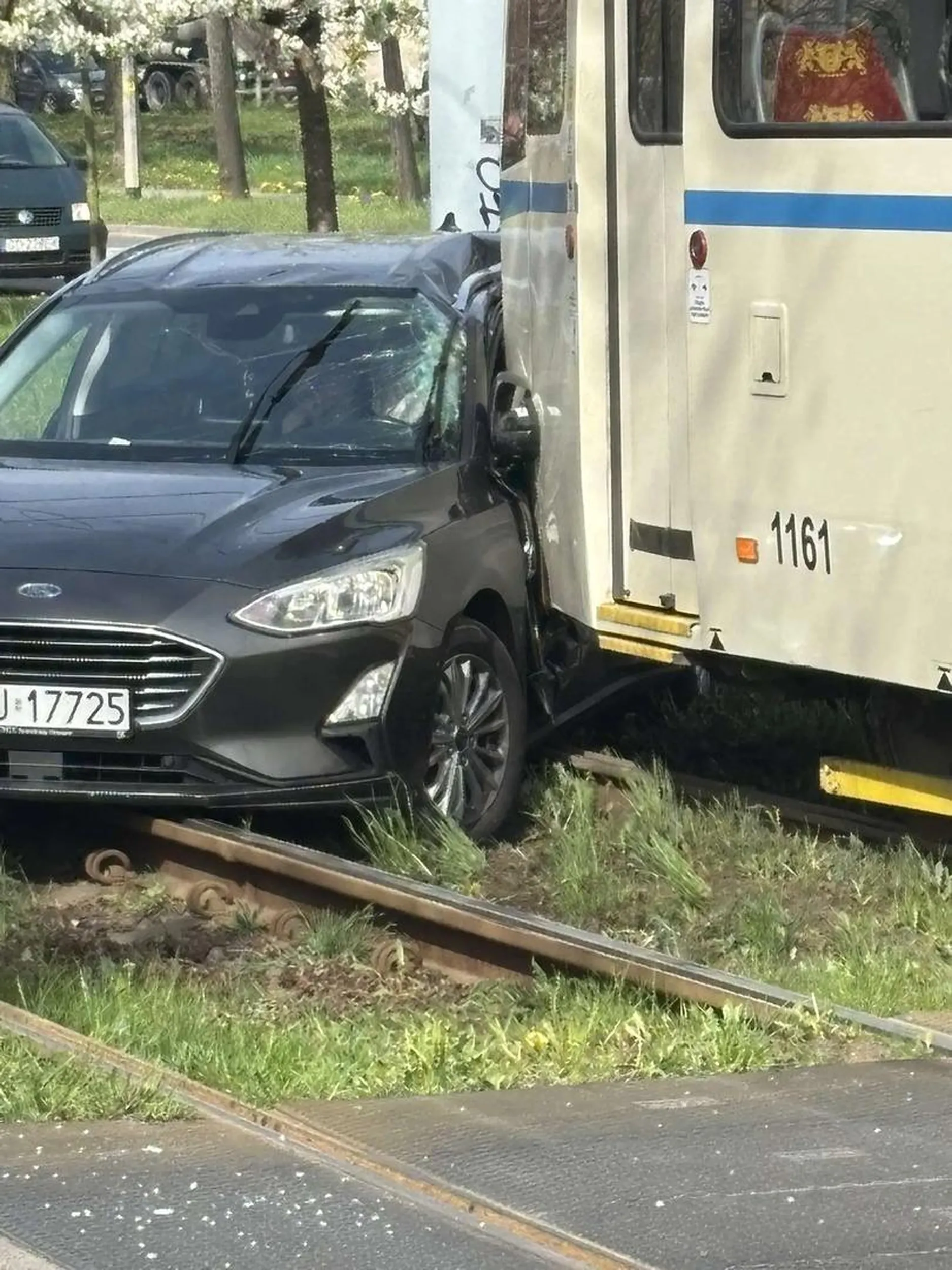 Bliskie spotkania z tramwajem, na gościnnych występach w Gdańsku (ul. Kartuska). Nie wiem jak nazwać kierowcę, który w takim miejscu, gdzie ma pełną, nieograniczoną widoczność, pakuje się na czerwonym świetle, jak jakiś ułomek prosto pod tramwaj. Albo jest tak słabym kierowcą, że nie powinien prowadzić, albo gapił się w telefon. Tak czy inaczej tacy jak on powinni partycypować w pokryciu szkód. A przy okazji zablokował ruch tramwajowy w centrum Gdańska na kilka godzin.