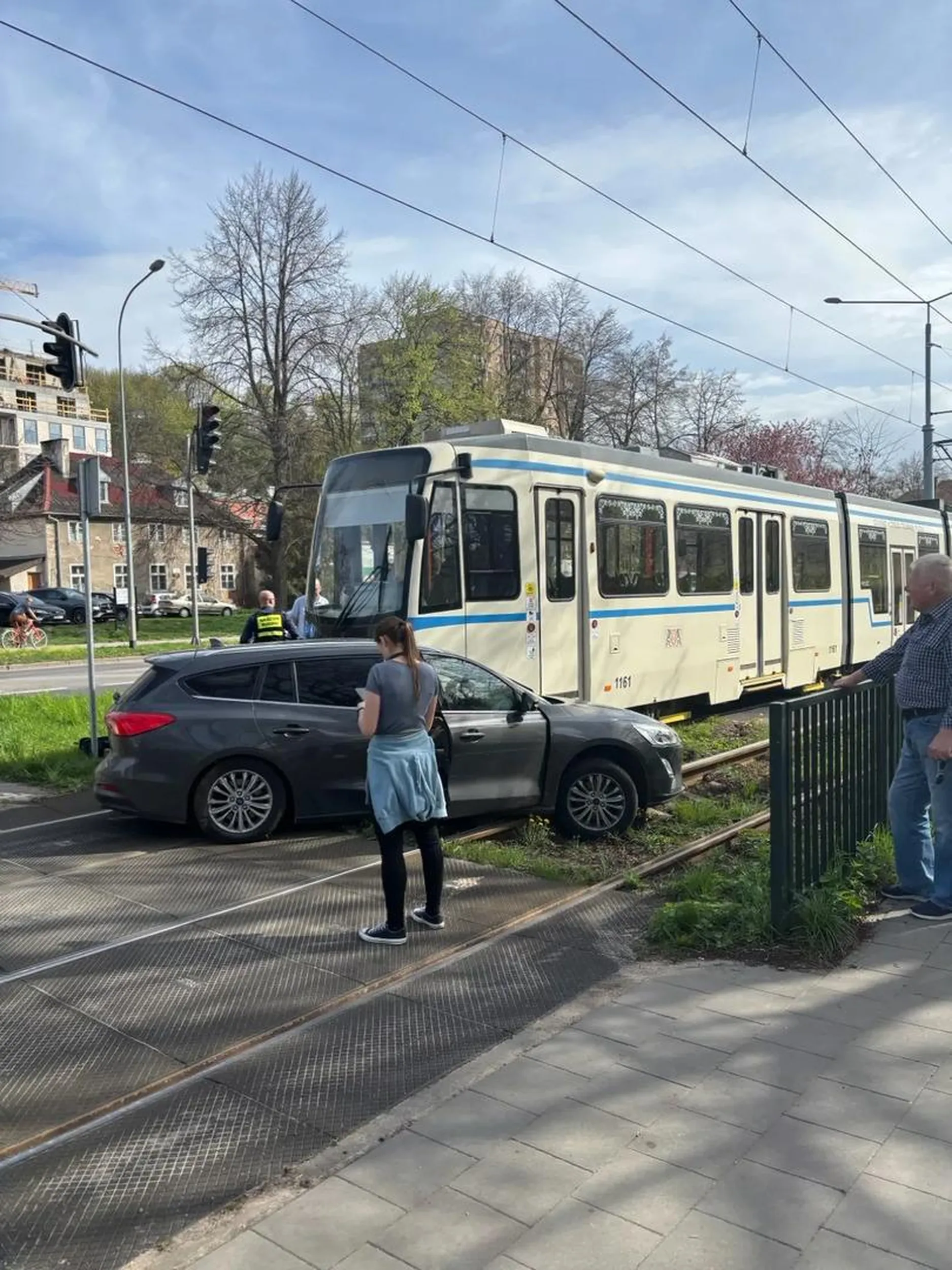 Bliskie spotkania z tramwajem, na gościnnych występach w Gdańsku (ul. Kartuska). Nie wiem jak nazwać kierowcę, który w takim miejscu, gdzie ma pełną, nieograniczoną widoczność, pakuje się na czerwonym świetle, jak jakiś ułomek prosto pod tramwaj. Albo jest tak słabym kierowcą, że nie powinien prowadzić, albo gapił się w telefon. Tak czy inaczej tacy jak on powinni partycypować w pokryciu szkód. A przy okazji zablokował ruch tramwajowy w centrum Gdańska na kilka godzin.