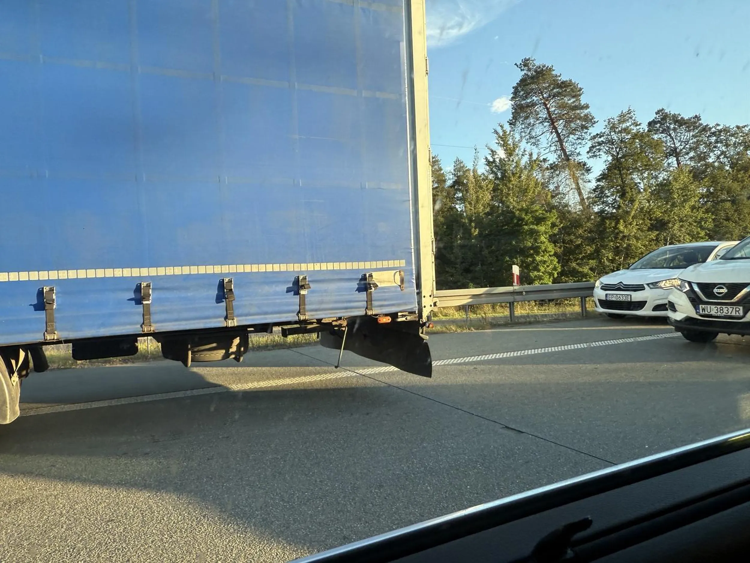 Jezdzi po awaryjnym podczas korku , cale szczescie tir go przyblokował