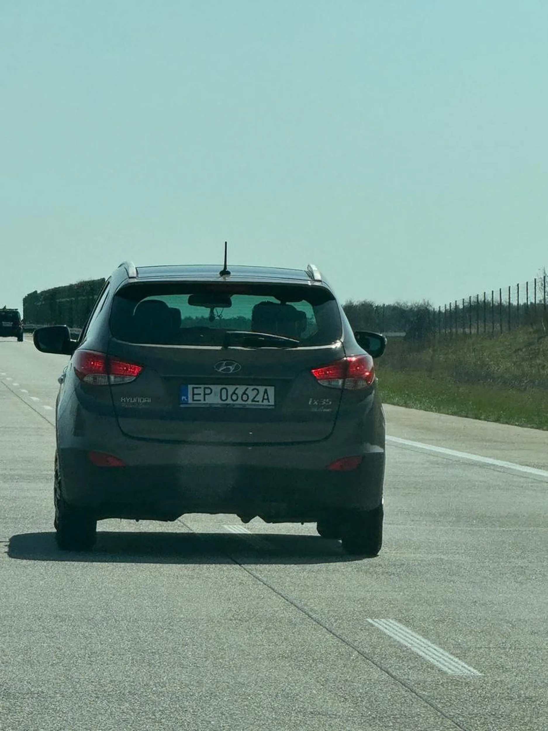 Stara czipa, jade autostradą prawym pasem 110 zaczynam wyprzedzać i kurwisko na tym hyundai rozpędza do 140 km/h