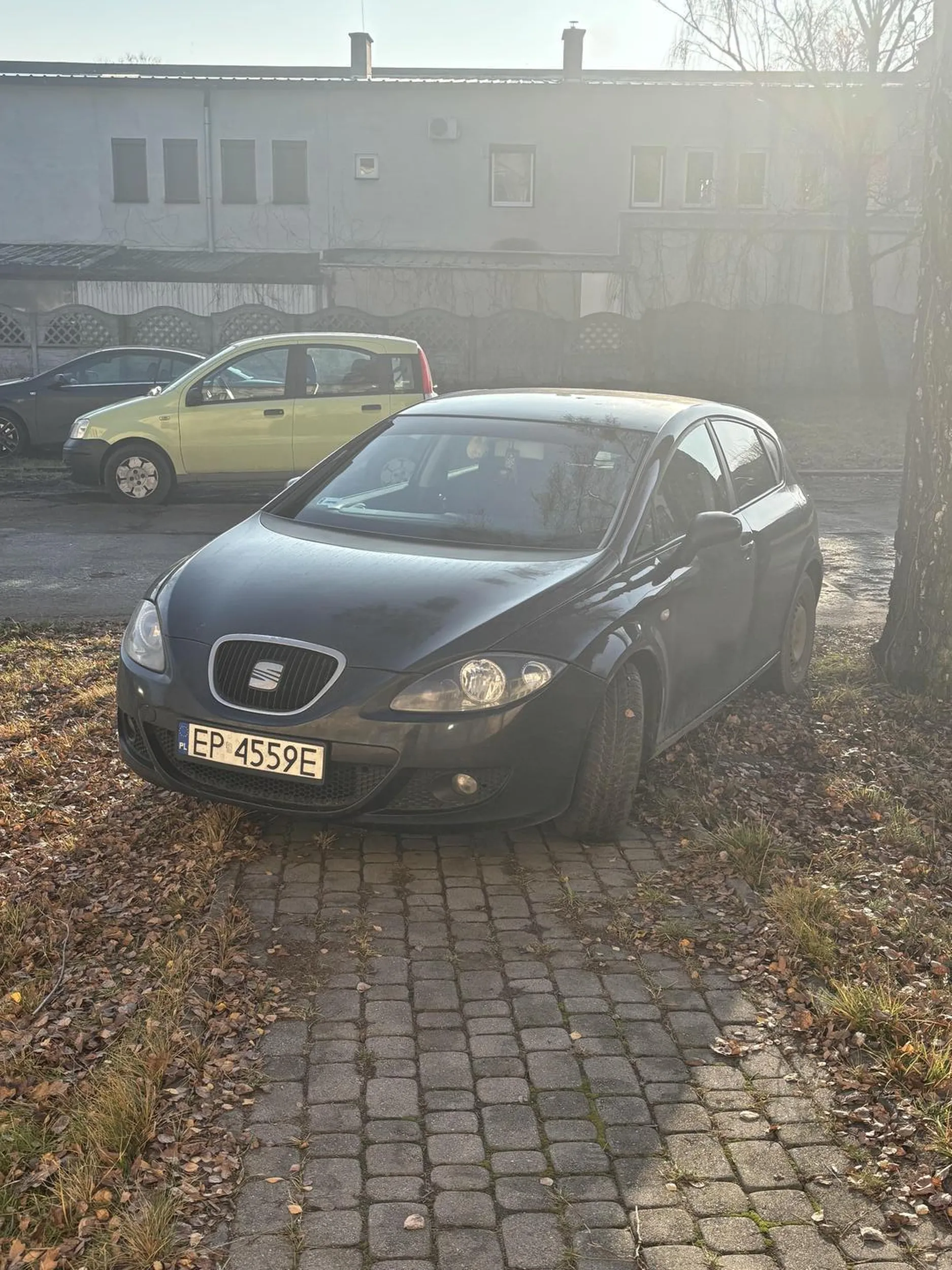 Pan pięknie parkuje na chodniku bo mu się spieszy na obiadek.