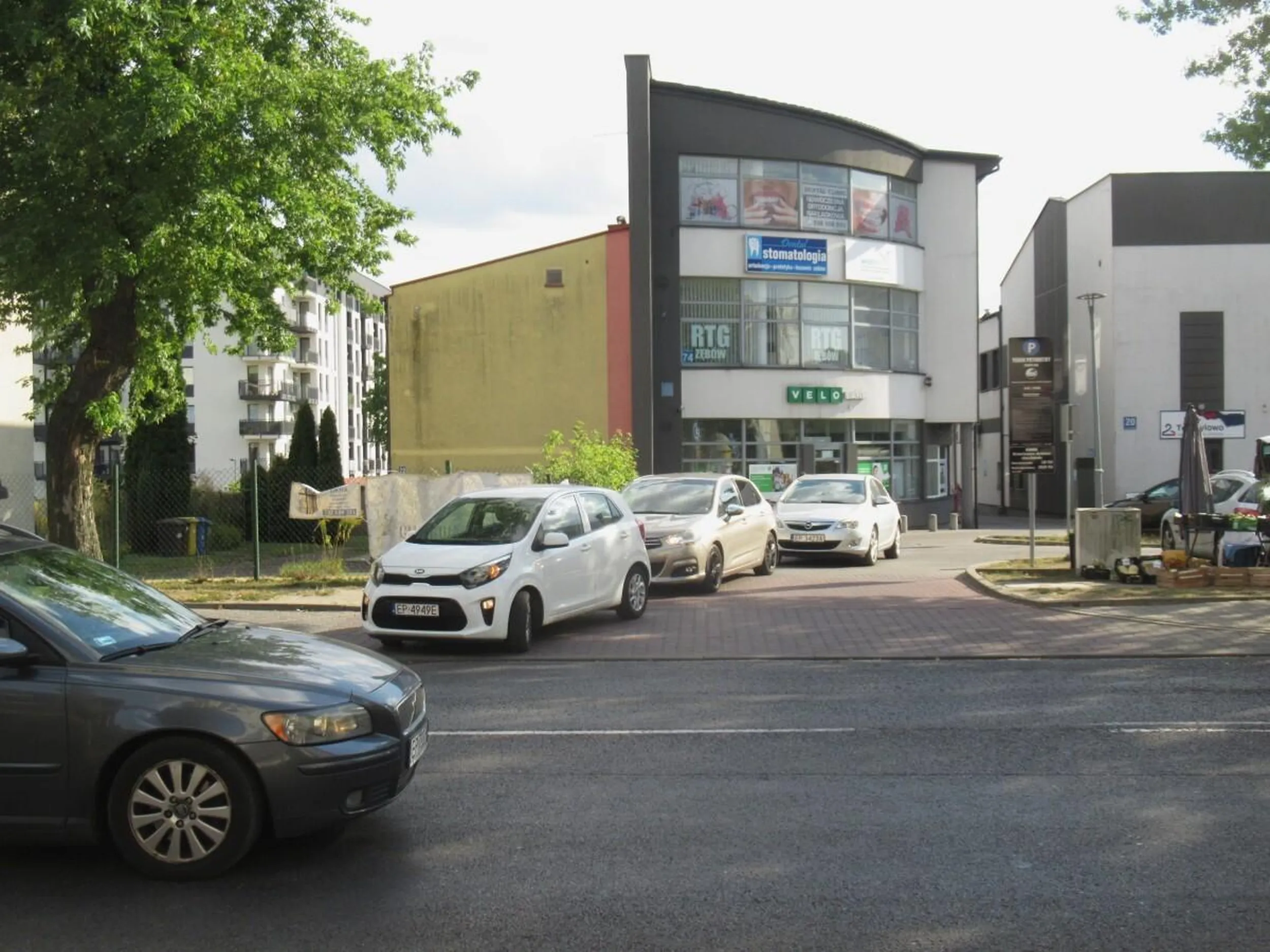 Pani w białym samochodzie skręcając w LEWO zablokowała 2 samochody za nią, które chciały skręcić w prawo.