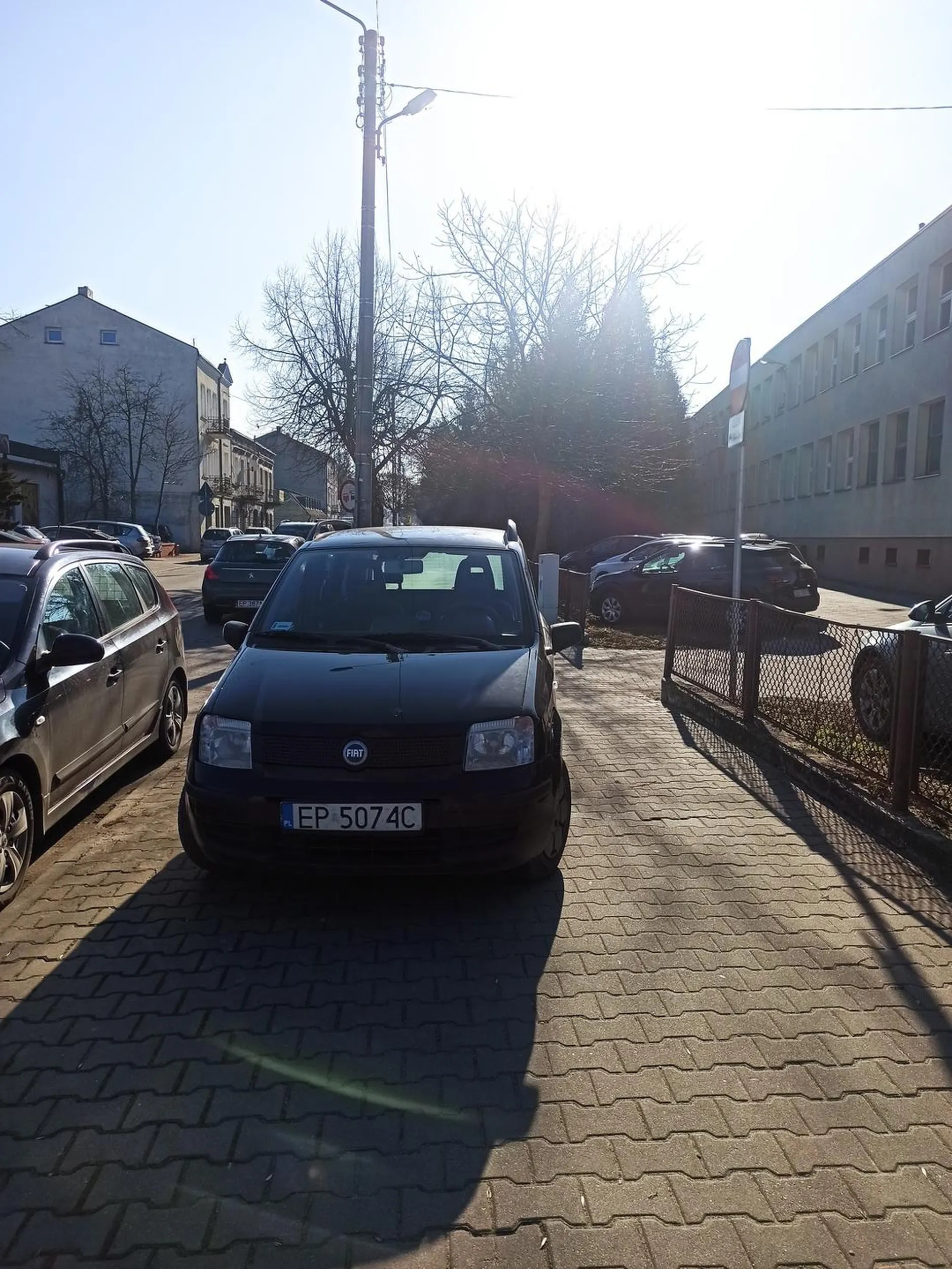 Tak się parkuje przed szkołą.