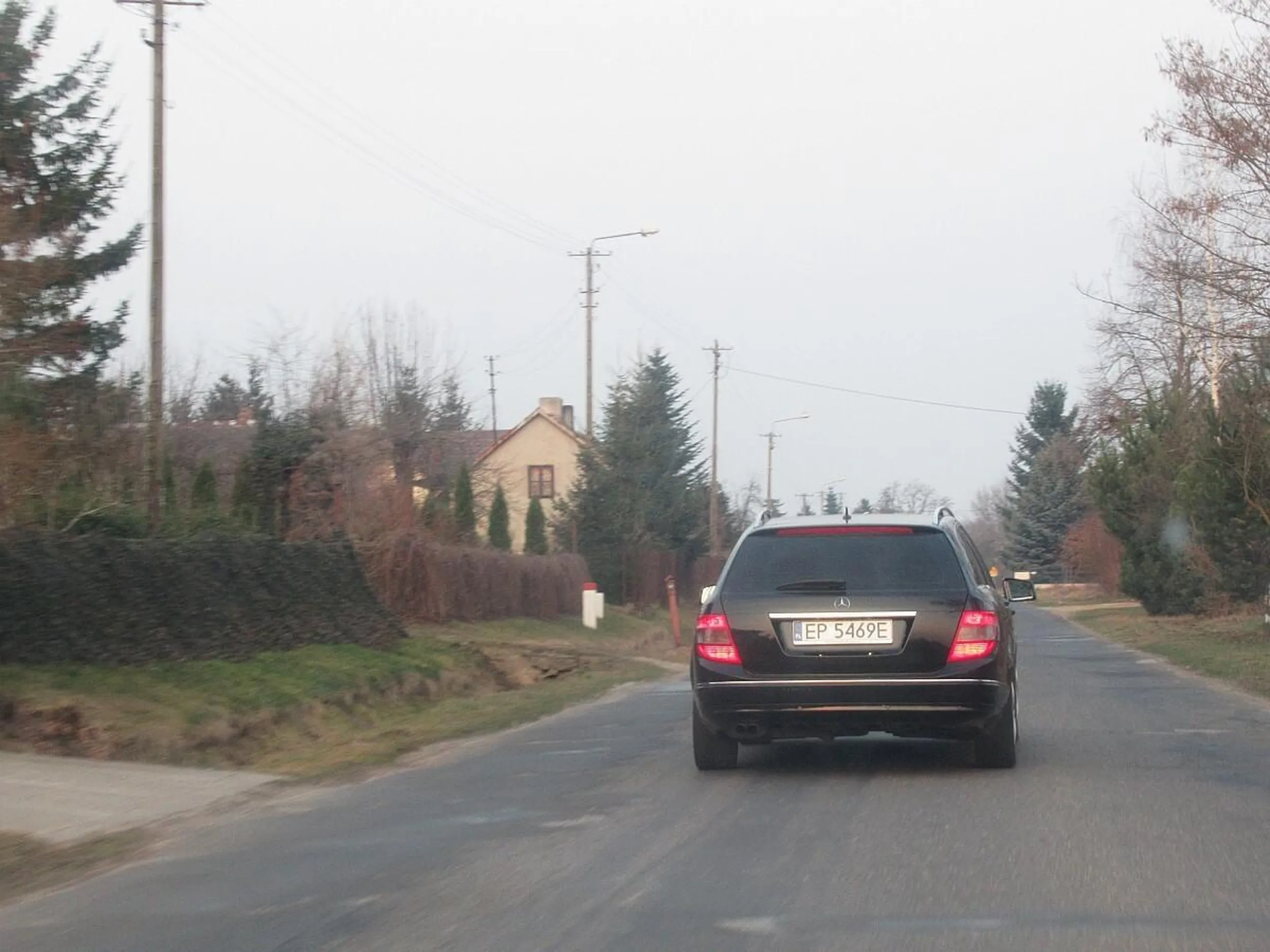 Patus w mercedesie tak się spieszy do pracy, że wyprzedza w obszarze zabudowanym na zakazie wyprzedzania i ograniczeniu prędkości do 40 km/h.