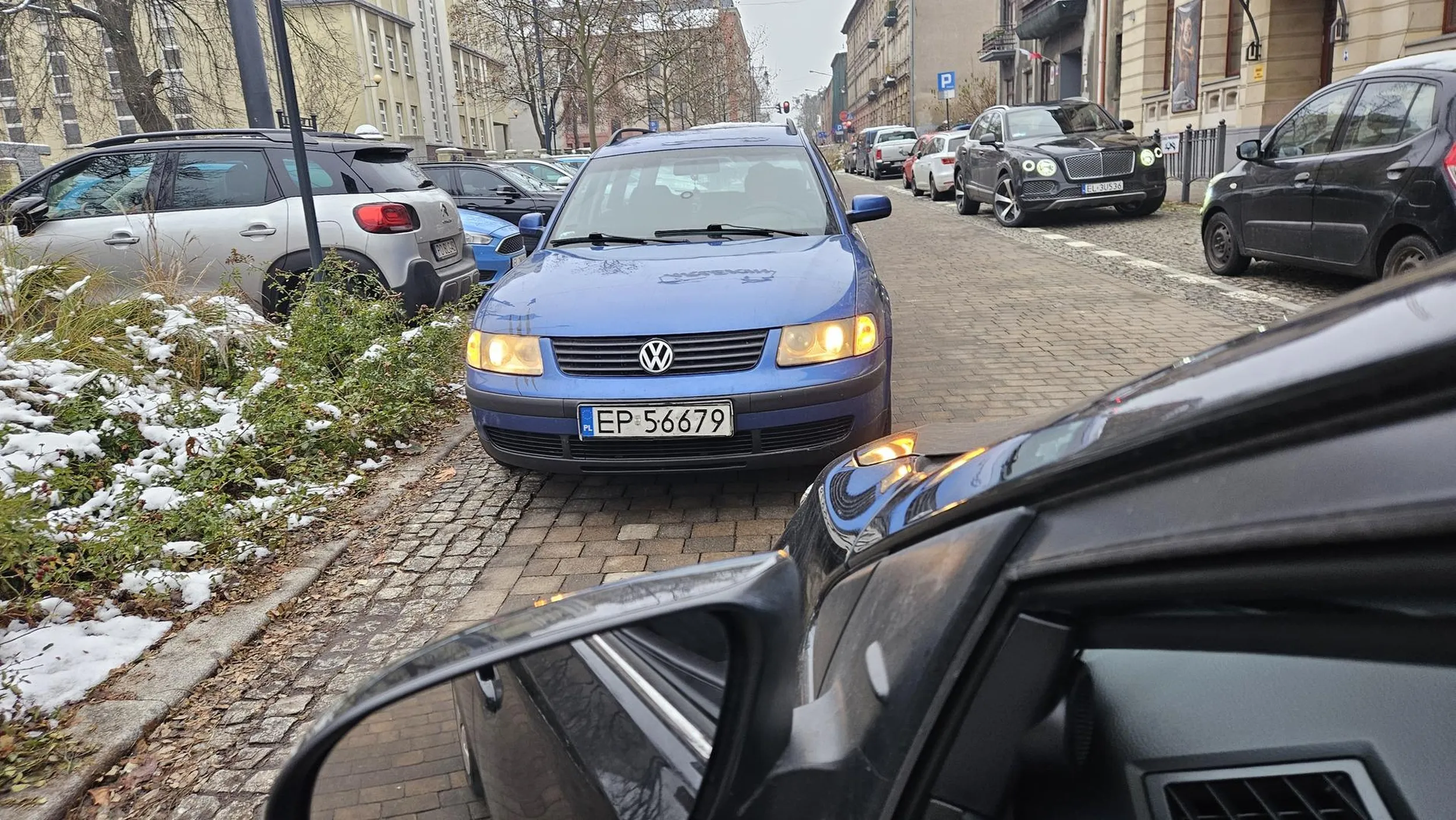 Jexździ pod prad i wymusza pierszenstwo