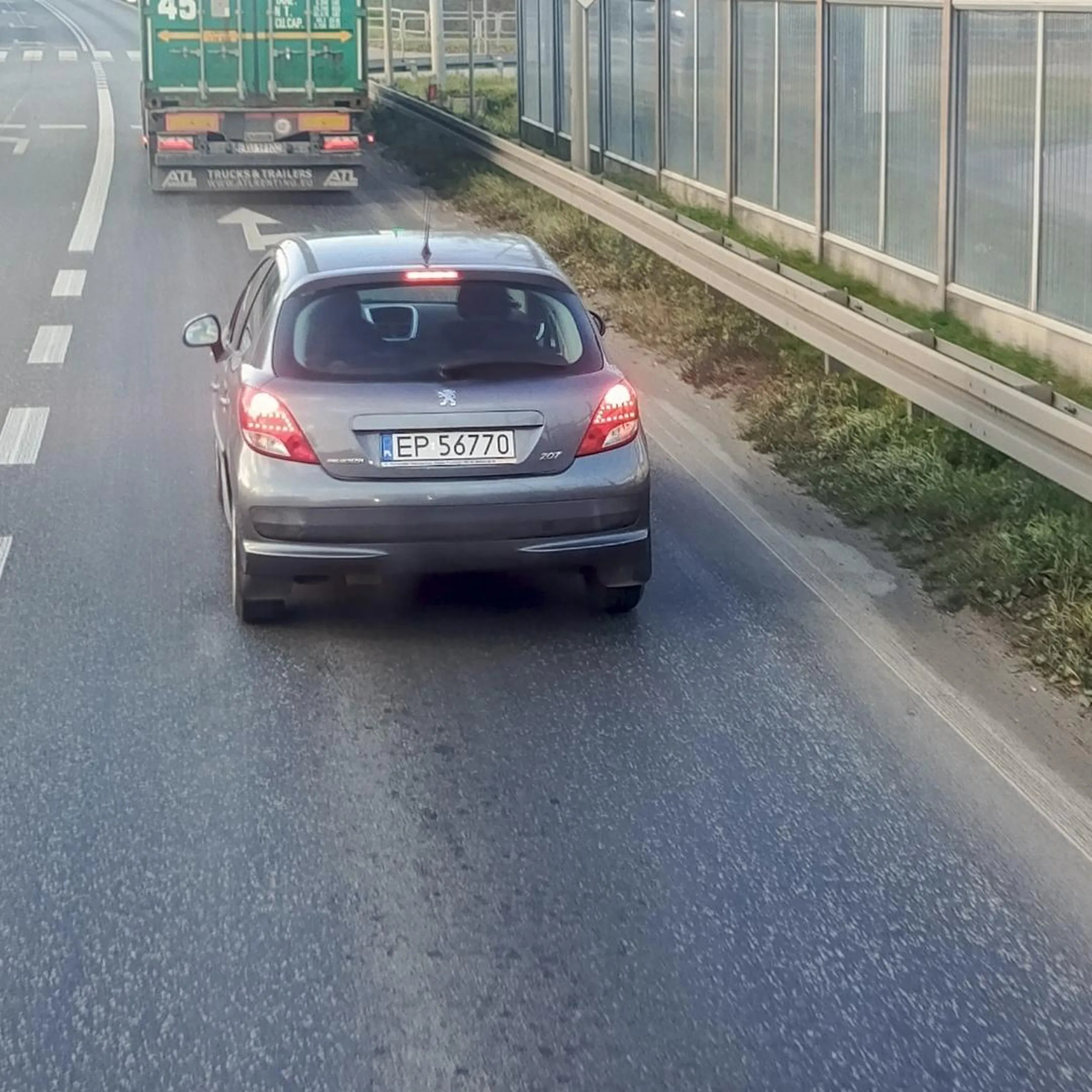 Naucz się jeździć kasztanie !  Stwarzasz zagrożenie na drodze hamując w ostatniej chwili .mm