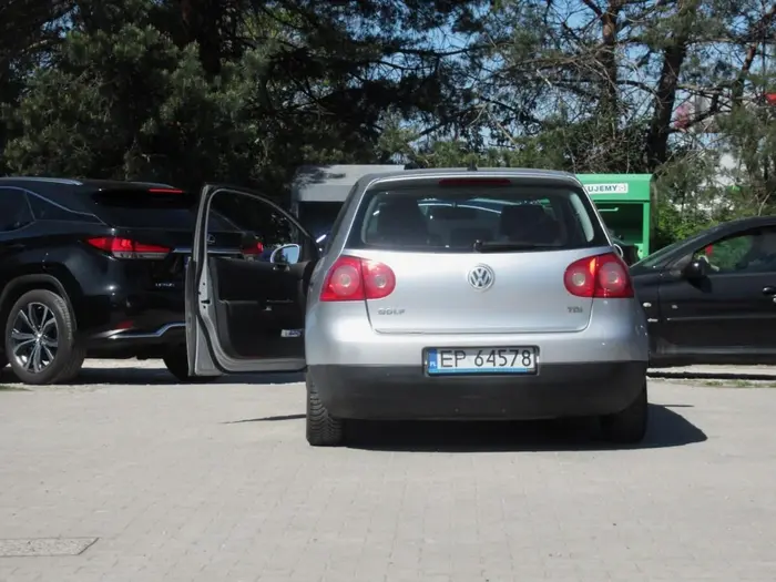 Tuman w golfie wyjeżdżając z kościoła zablokował jedyny wjazd na kościelny parking i zamiast grzecznie cofnąć o 1 metr zaczął głosić swoje ludowe mądrości, że najpierw trzeba wyjechać, a dopiero potem wjechać.
