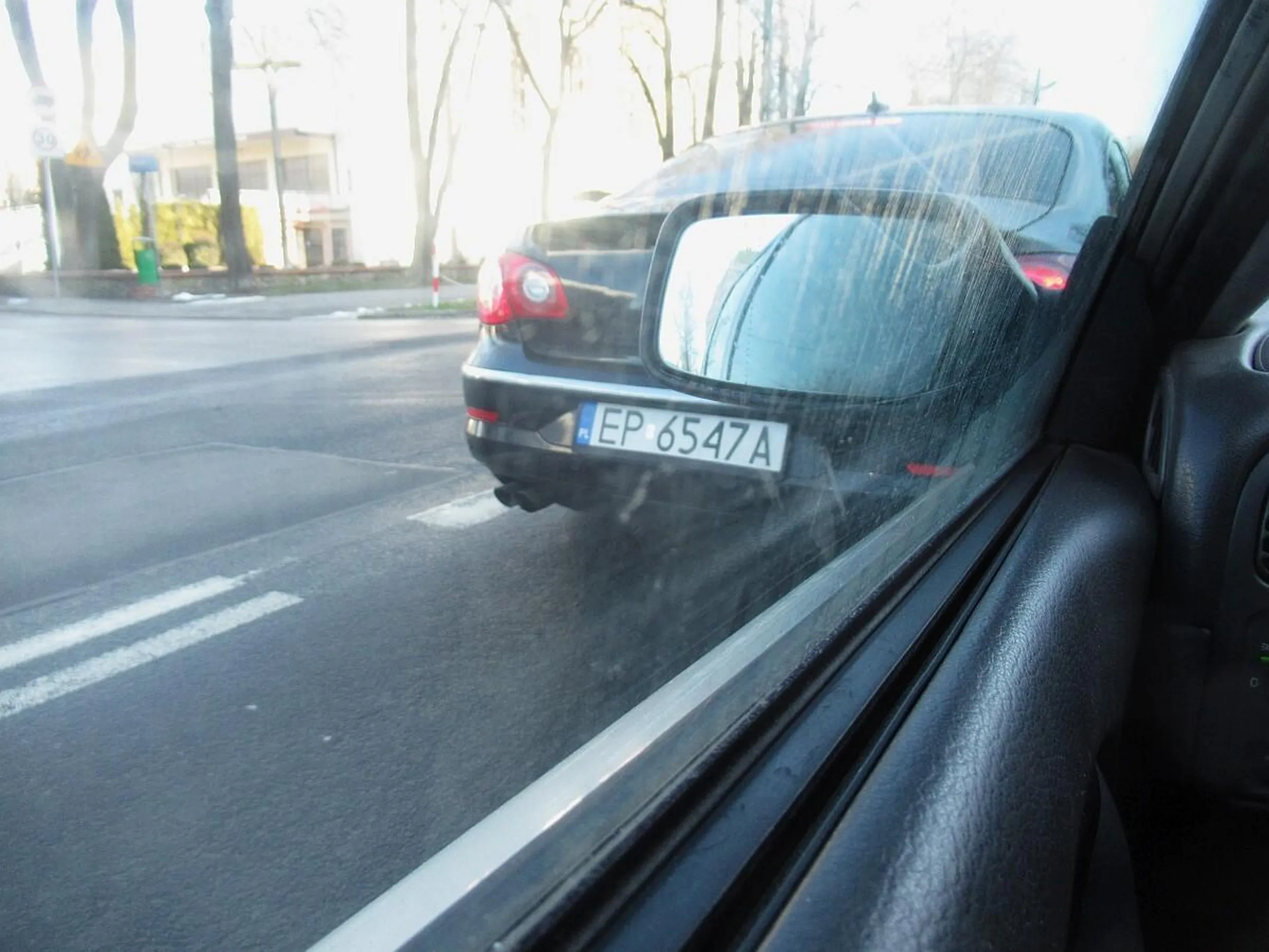 Baran stojąc w kolejce przed czerwonym światłem blokuje możliwość skrętu w prawo na parking. A mógł podjechać 10 m do przodu - było tam wolne miejsce. Miejsce zdarzenia: https://maps.app.goo.gl/V1QSCLnKcadSFT6e8 Typ nie ruszył nawet po zapaleniu zielonego światła, tylko jakieś 10 sekund później.