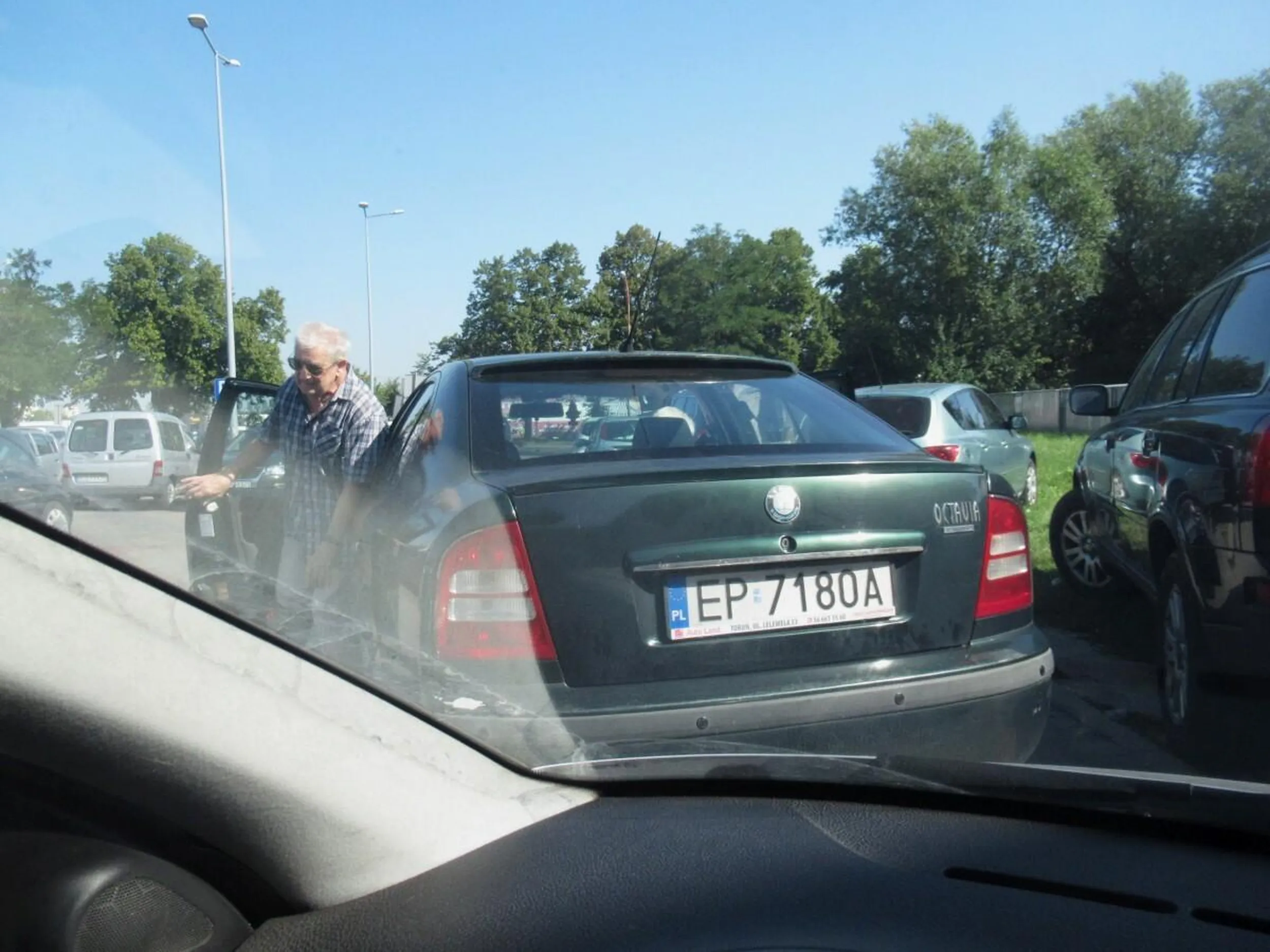 Dziadek w skodzie przyjechał na sobotnie zakupy. Najpierw mnie zablokował, bo nie chciałem cofnąć, żeby mógł wjechać na trawnik, a potem jak odjechałem to zaparkował na trawniku i jeszcze mi robił zdjęcia jak odjeżdżałem.