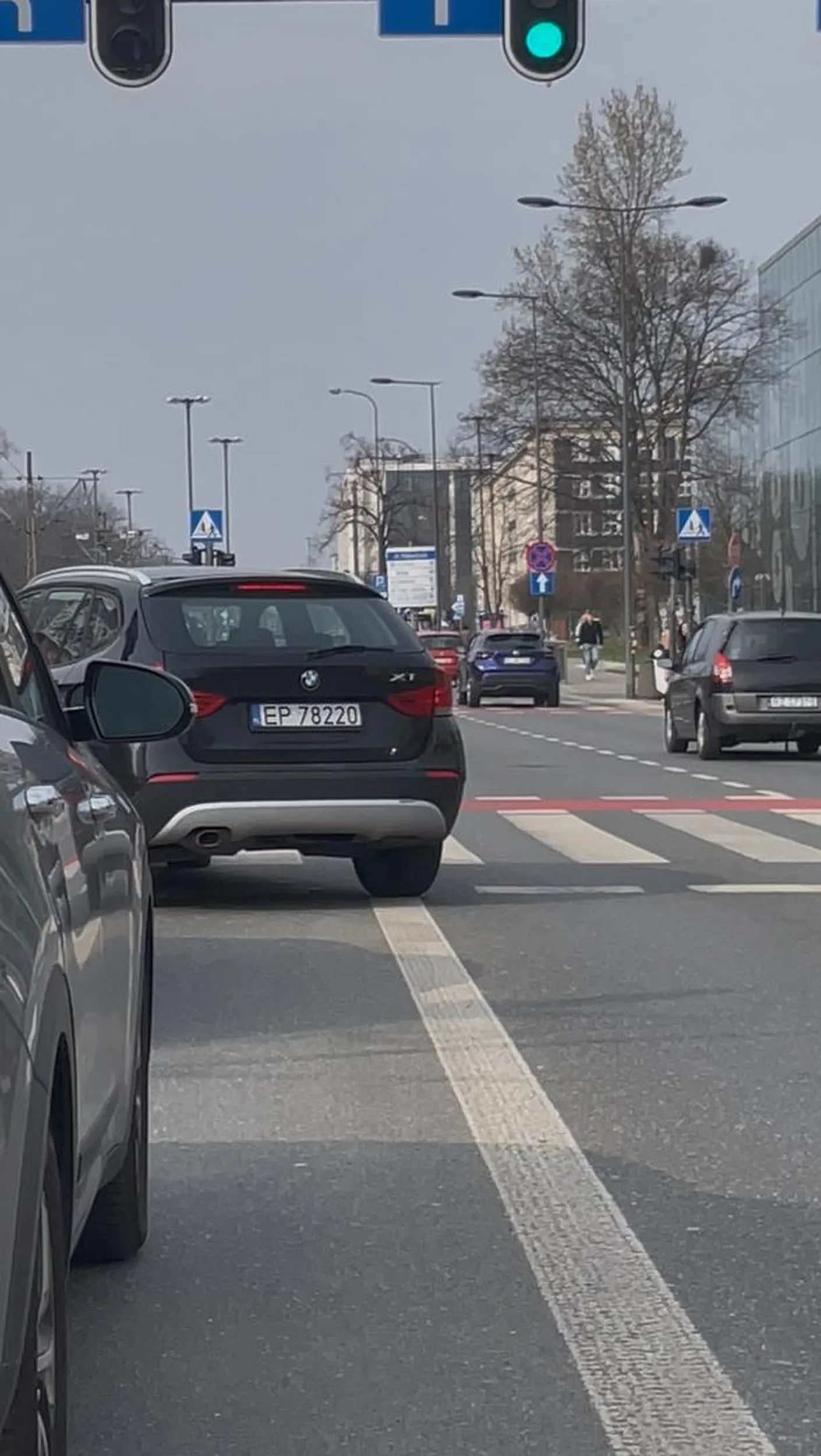 Zablokował cały ruch na zielonym świetle. Typowy kierowca BMW