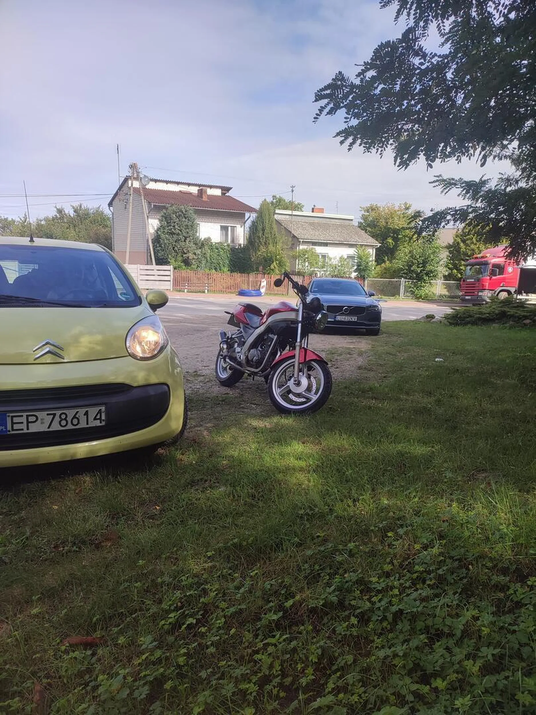 Kierowca żółtej strzały jeździ niebezpiecznie nie stosuje do przepisów ruchu drogowego nie popieram zachowania