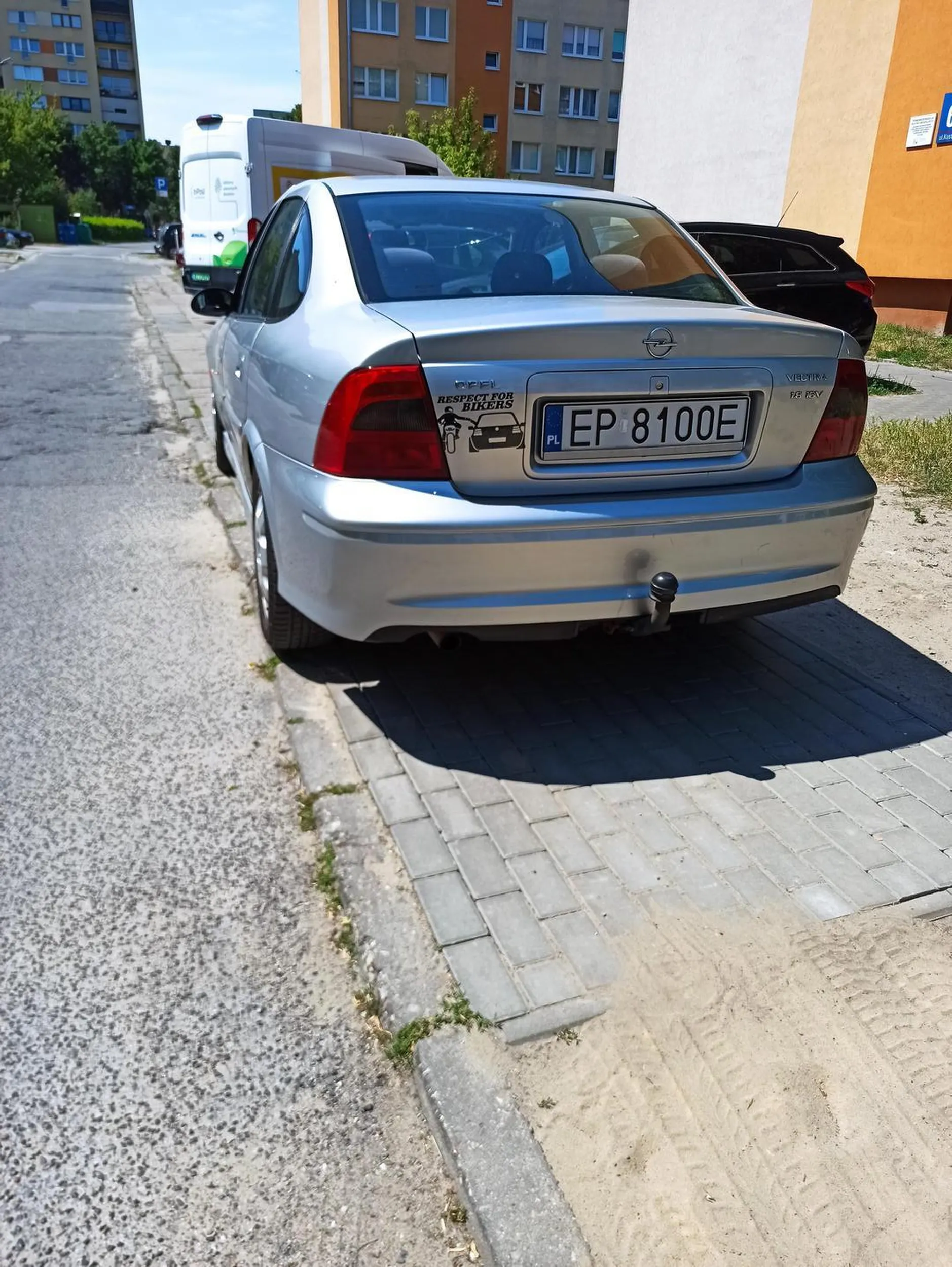 Dewastuje i zastawia cały chodnik! Następnym razem chyba przejedziemy po dachu, bo niby jak inaczej?... Piotrków Tryb. ul. Barbórki