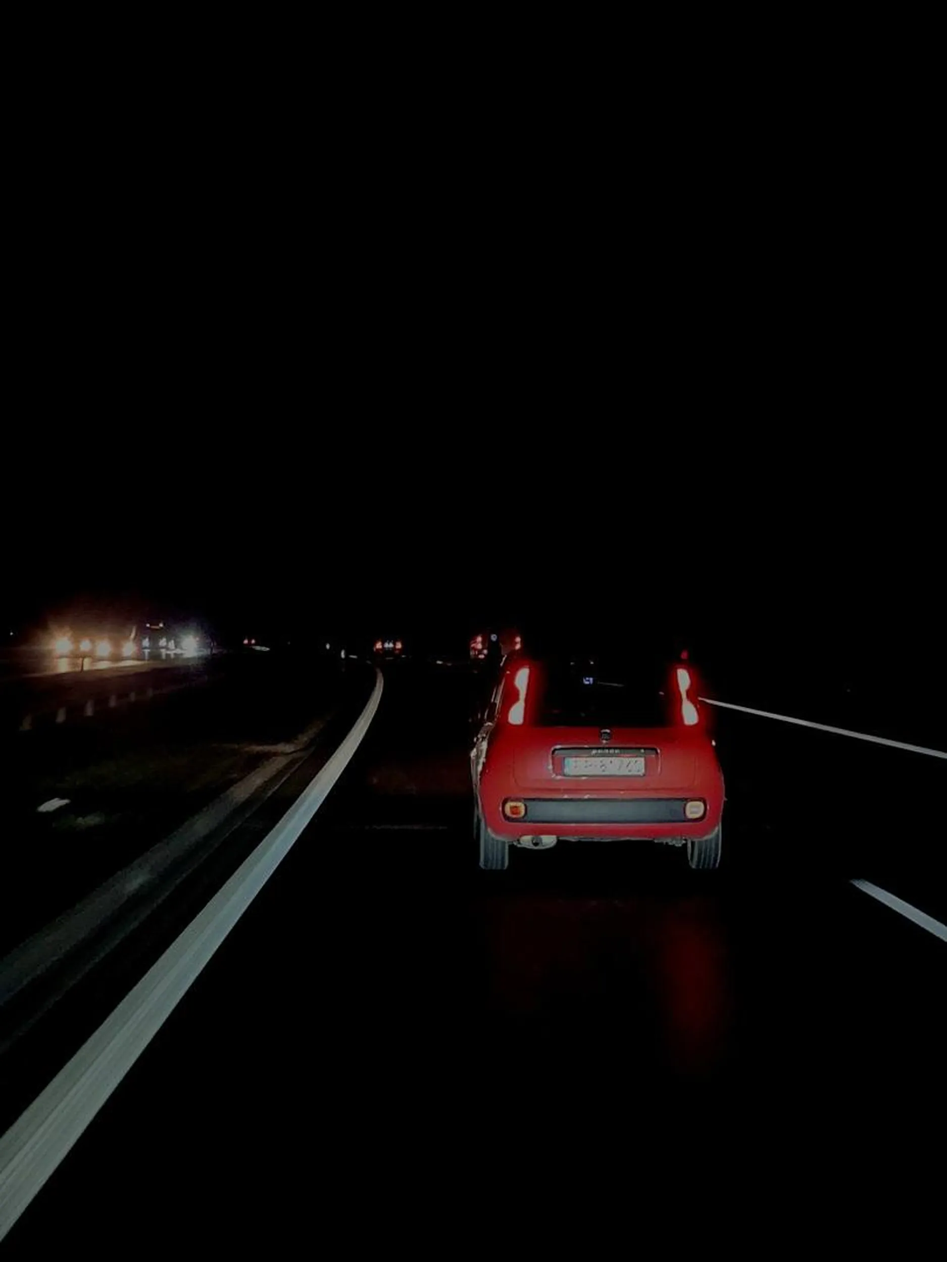 Jedzie lewym pasem na a4 wolniej niż ciężarówki i hamuje gdy ktokolwiek odważy się wyprzedzić prawym pasem lub mrugnie długimi. Dodatkowo pokazuje że chciałby przespać się z facetem wystawiając dłoń przez okno.