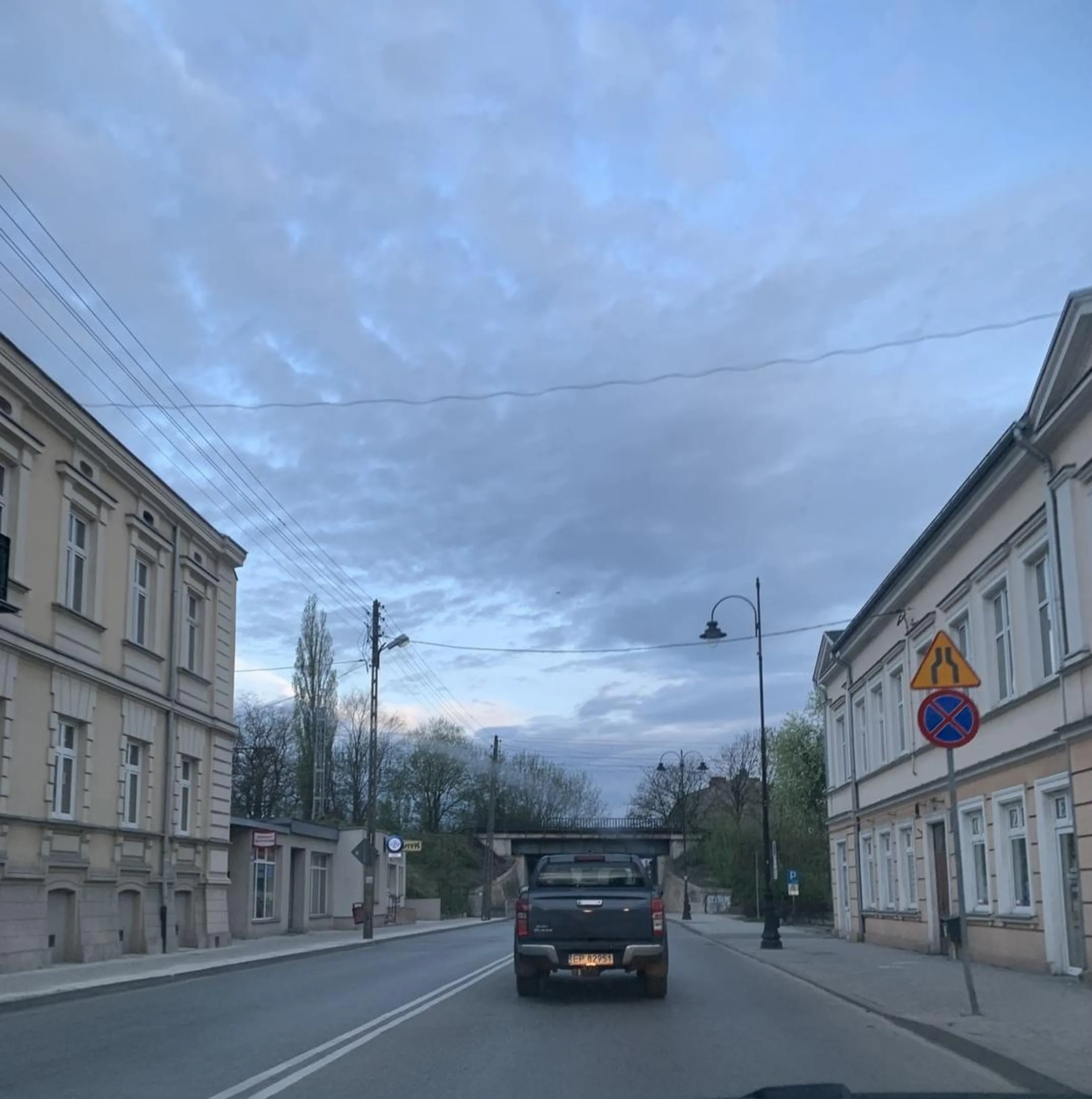 Kierowca blokuje ruch i jedzie 30km/h po mieście. Ludzie jeżdżą do pracy maślaku