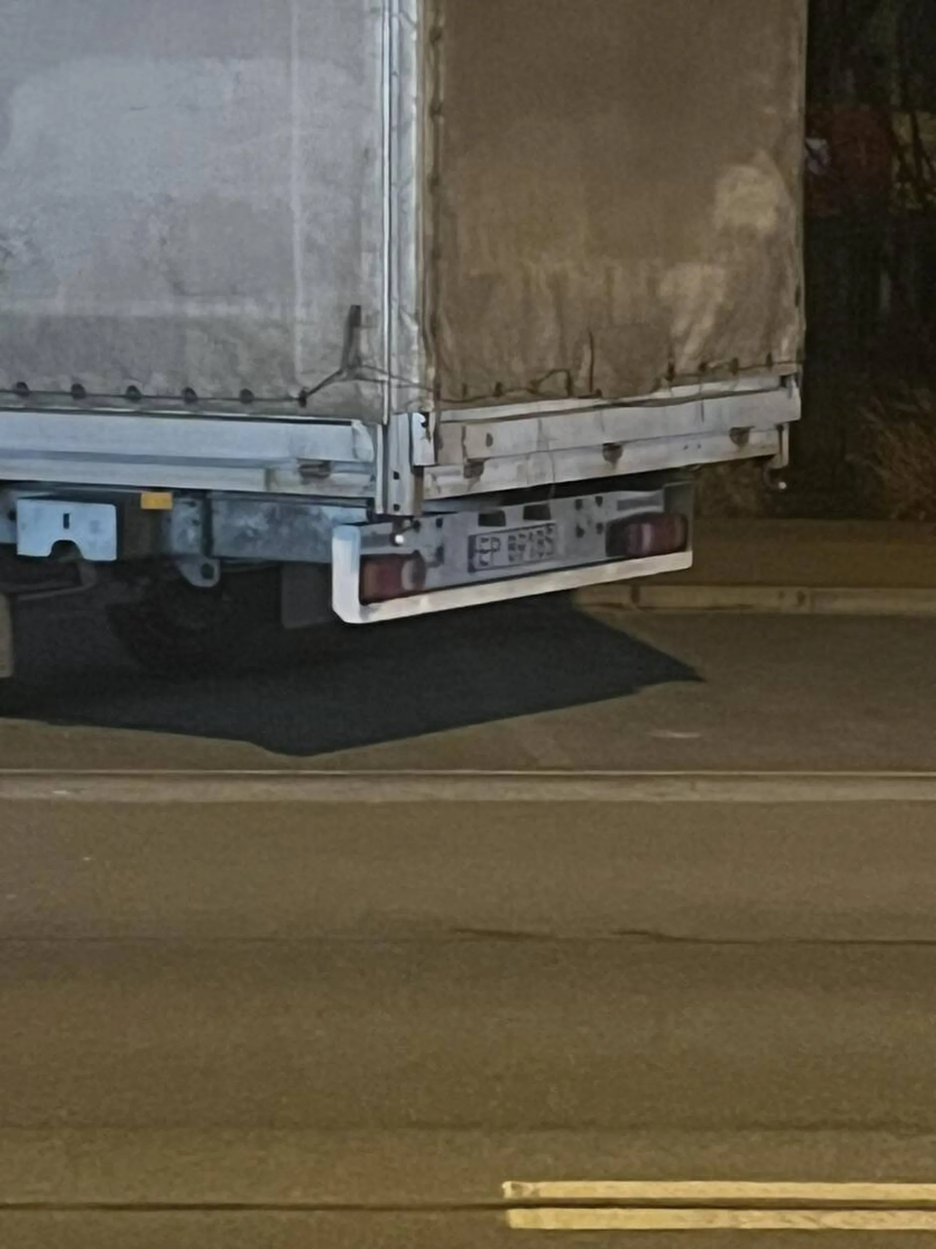 Obleśny dziad z transportu szczy sobie pod koło na parkingu, obok jest plac zabaw dla dzieci