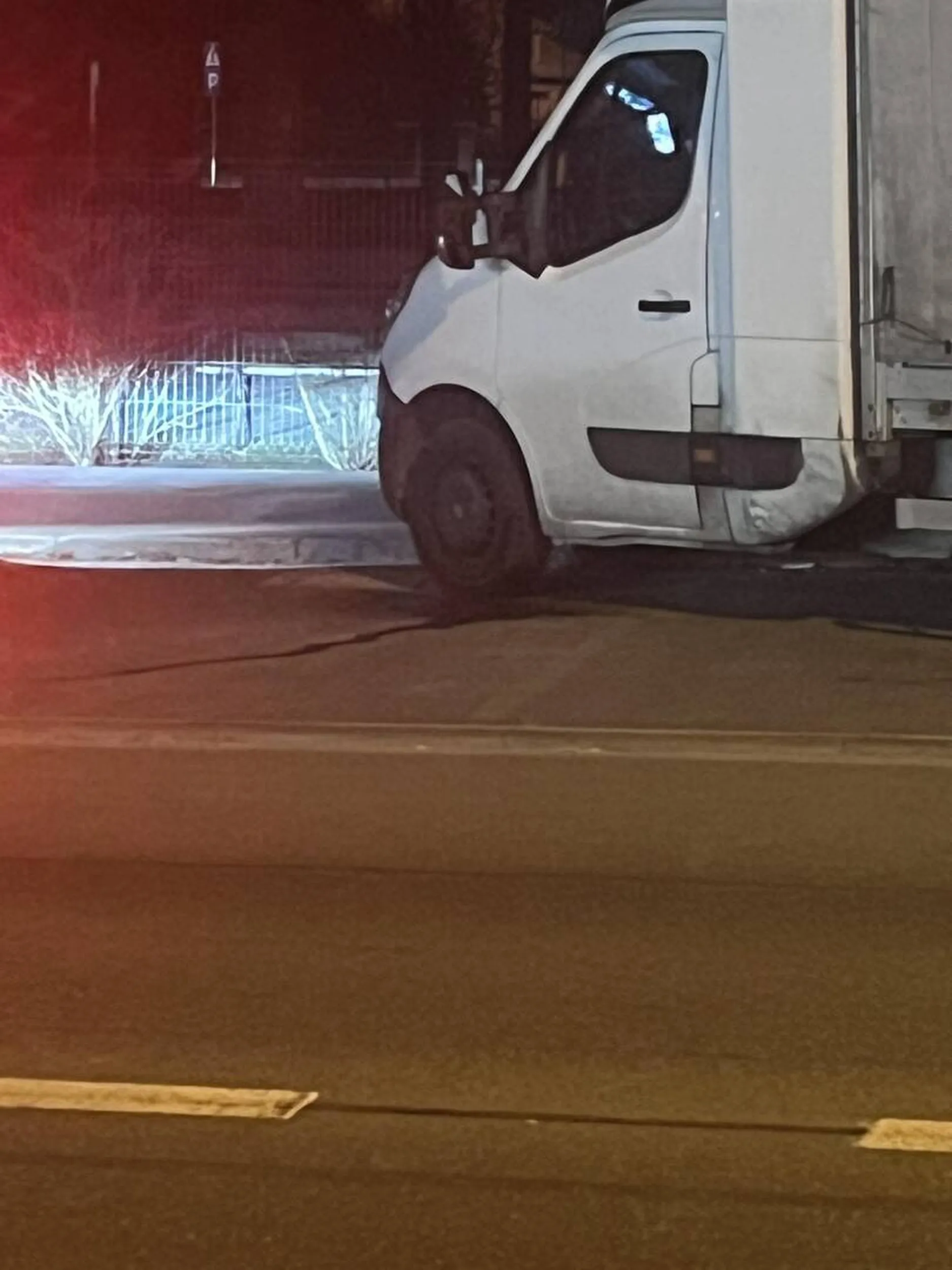 Obleśny dziad z transportu szczy sobie pod koło na parkingu, obok jest plac zabaw dla dzieci
