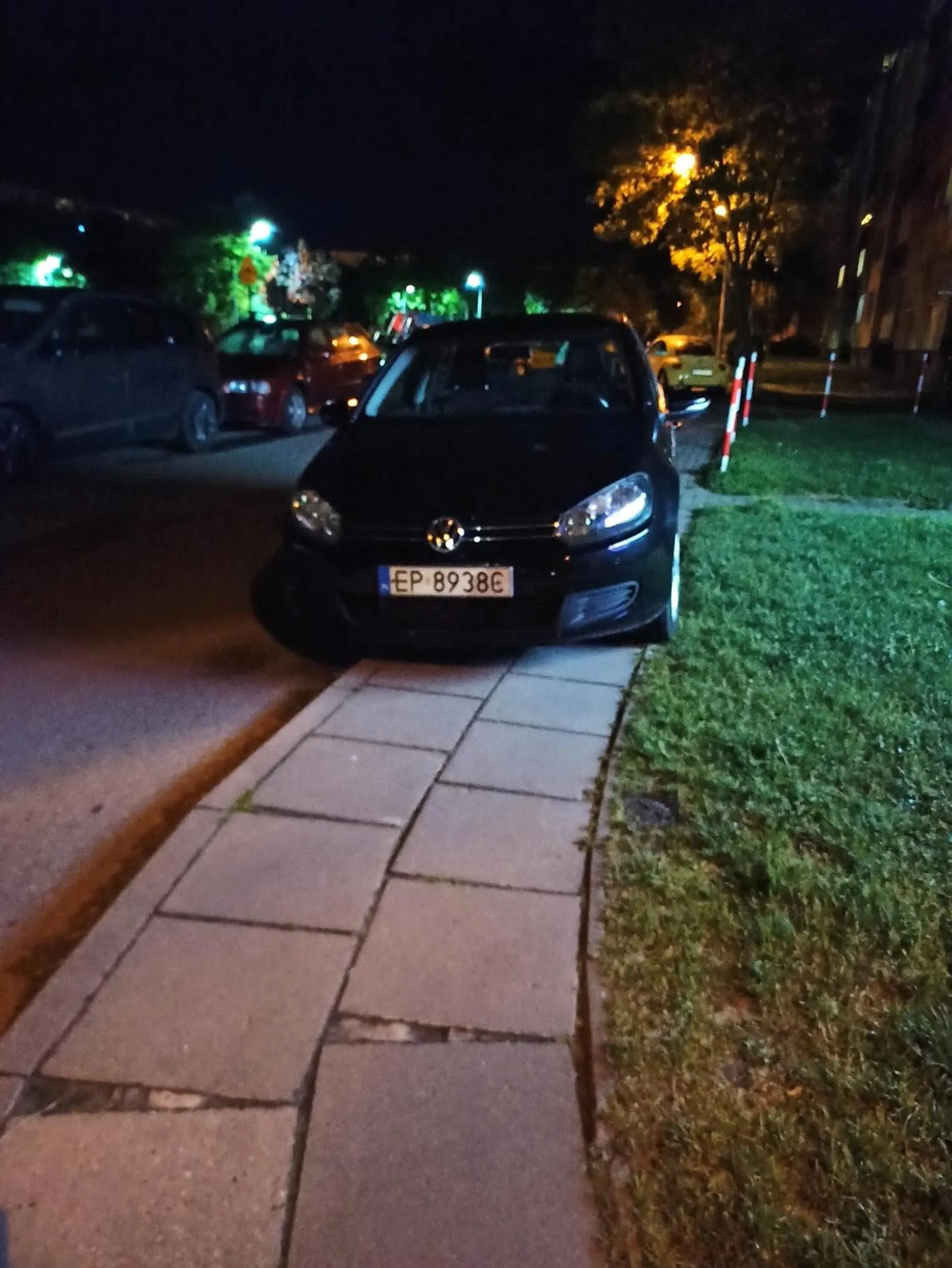 Blokowanie chodnika w sposób uniemożliwiający ruch pieszym - mandat 500zł !!!