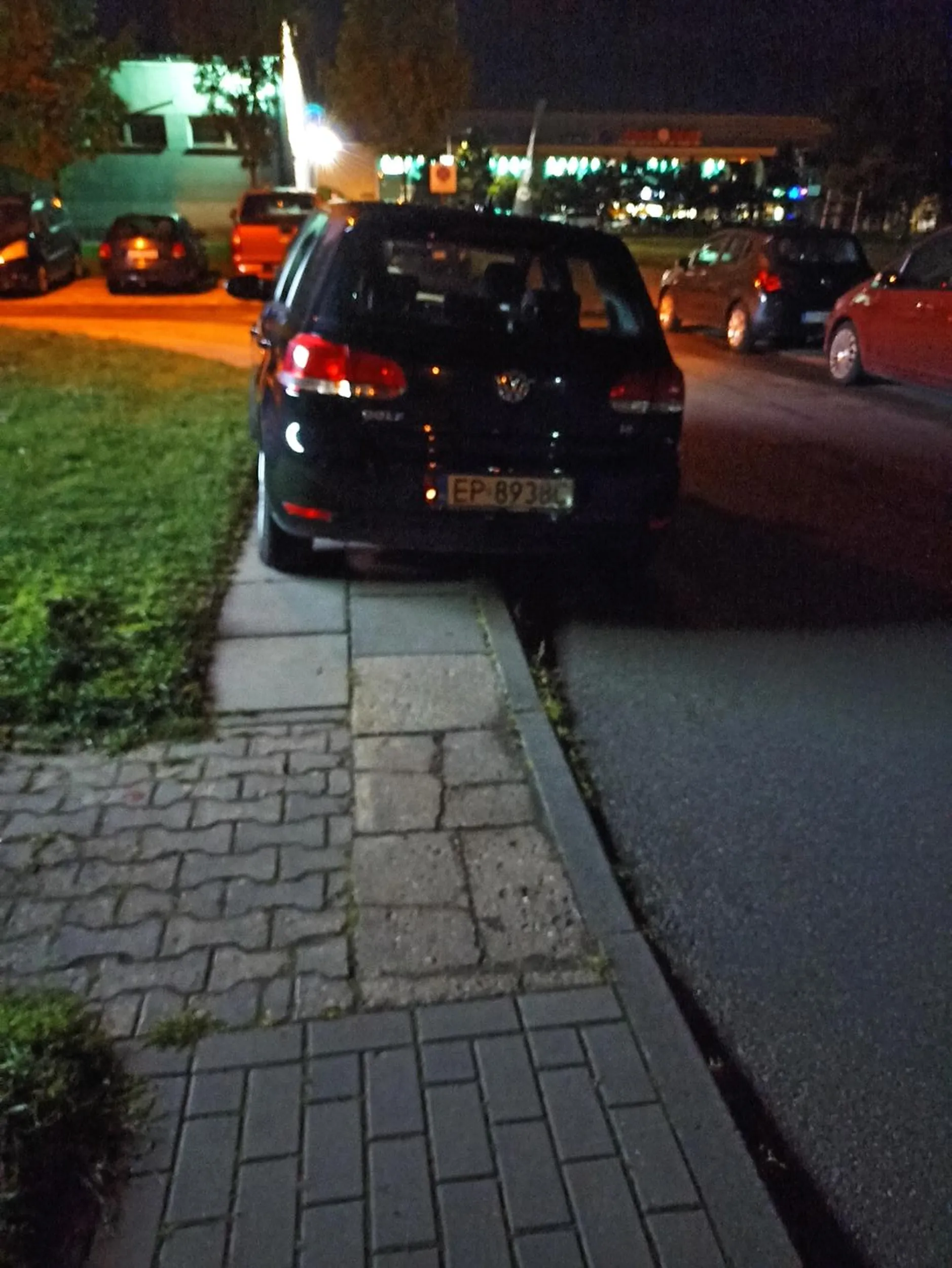 Blokowanie chodnika w sposób uniemożliwiający ruch pieszym - mandat 500zł !!!