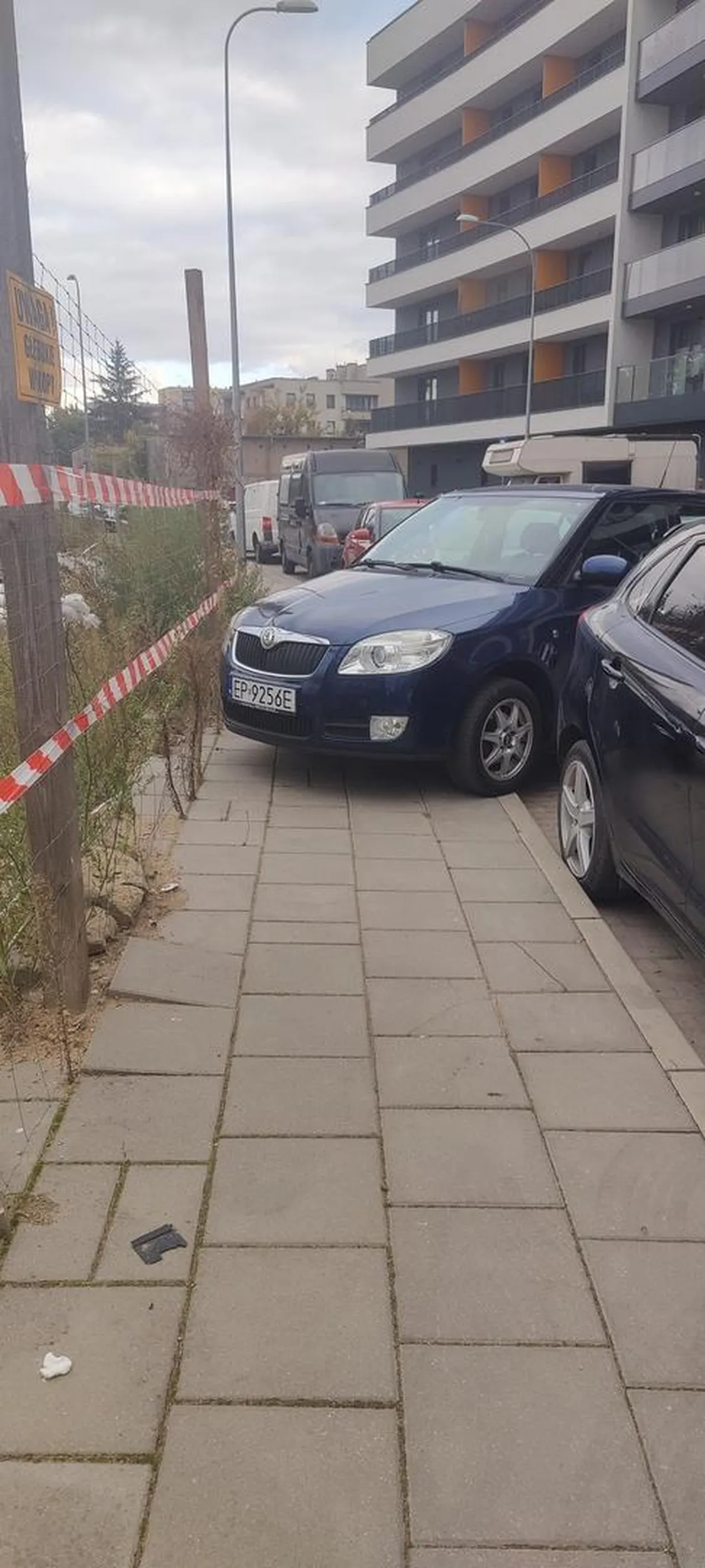 Ja rozumiem, że jest mało miejsc parkingowych ale szanujmy się nawzajem. Jak ja mam przejść z wózkiem? Proszę się zastanowić.