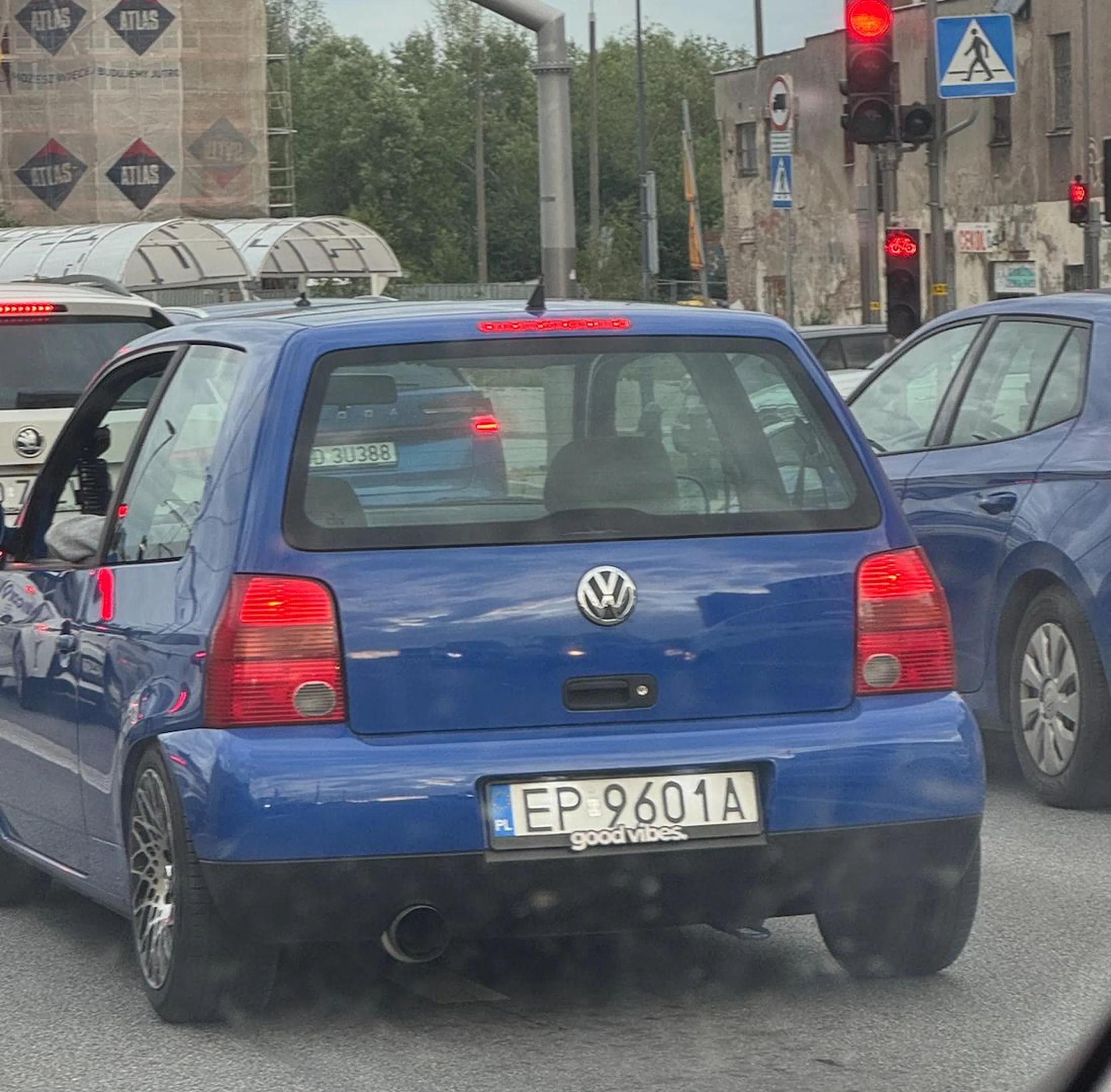 Kierowca bardzo agresywnie jechał przez całe Śródmieście w Gdańsku, wyprzedzał samochody na ostatnią chwilę bez włączenia kierunkowskazu.
