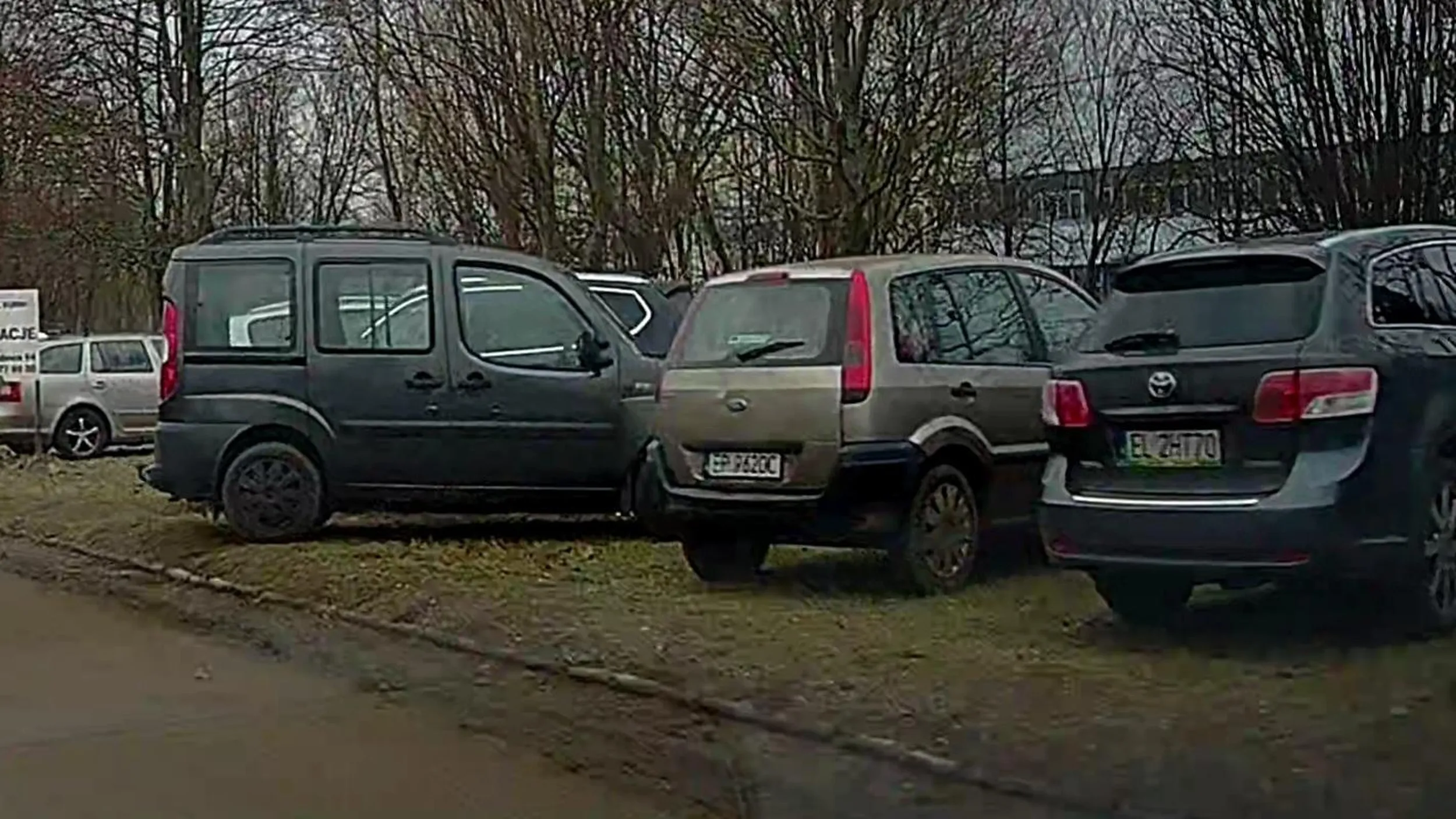 Rozjeżdża trawniki w Łodzi