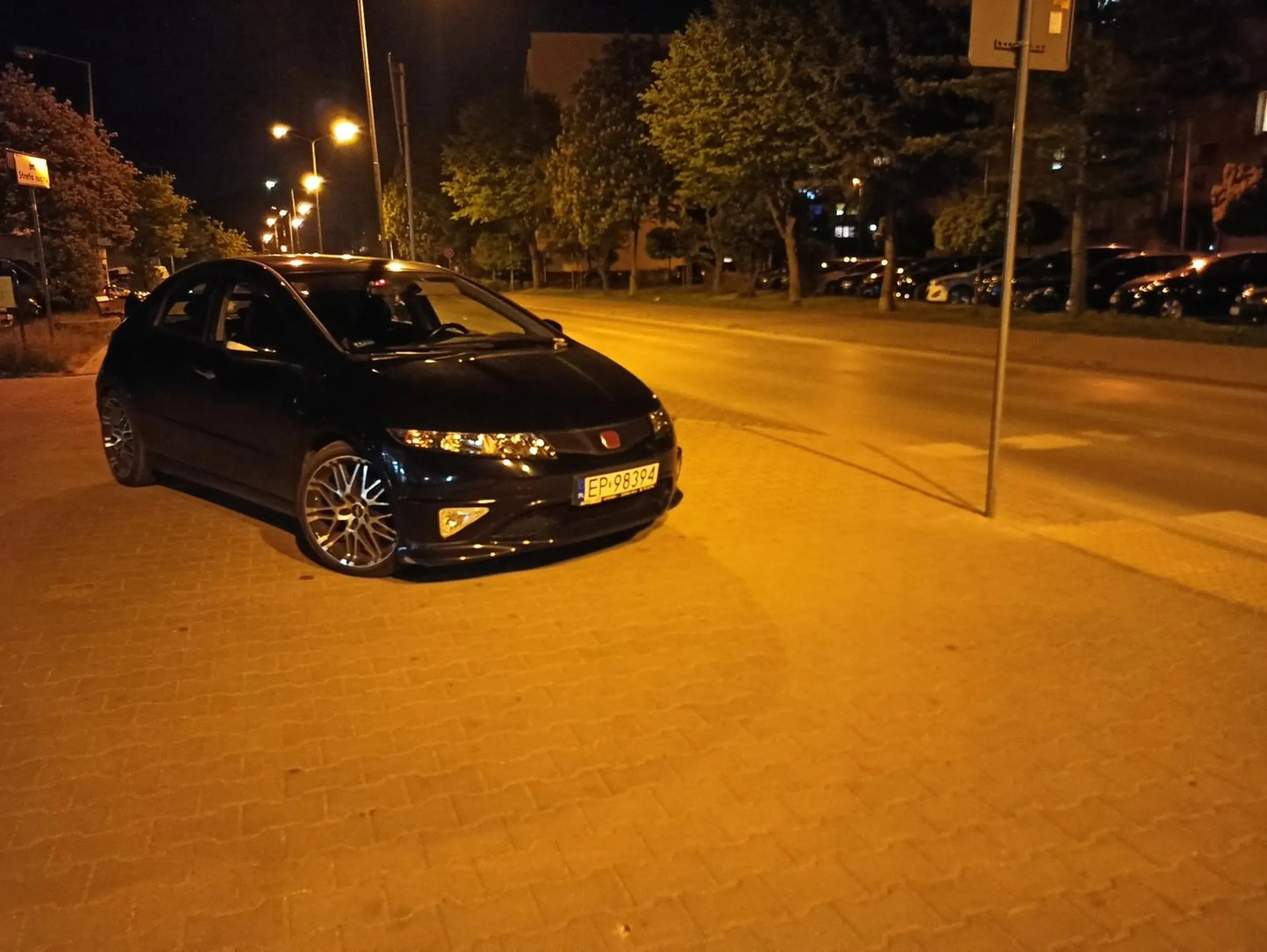 Suchoklates bez mózgu parkuje na środku chodnika, na wysokości przejścia dla pieszych. Dookoła pełno wolnych miejsc parkingowych! Biedronka ul. Belzacka