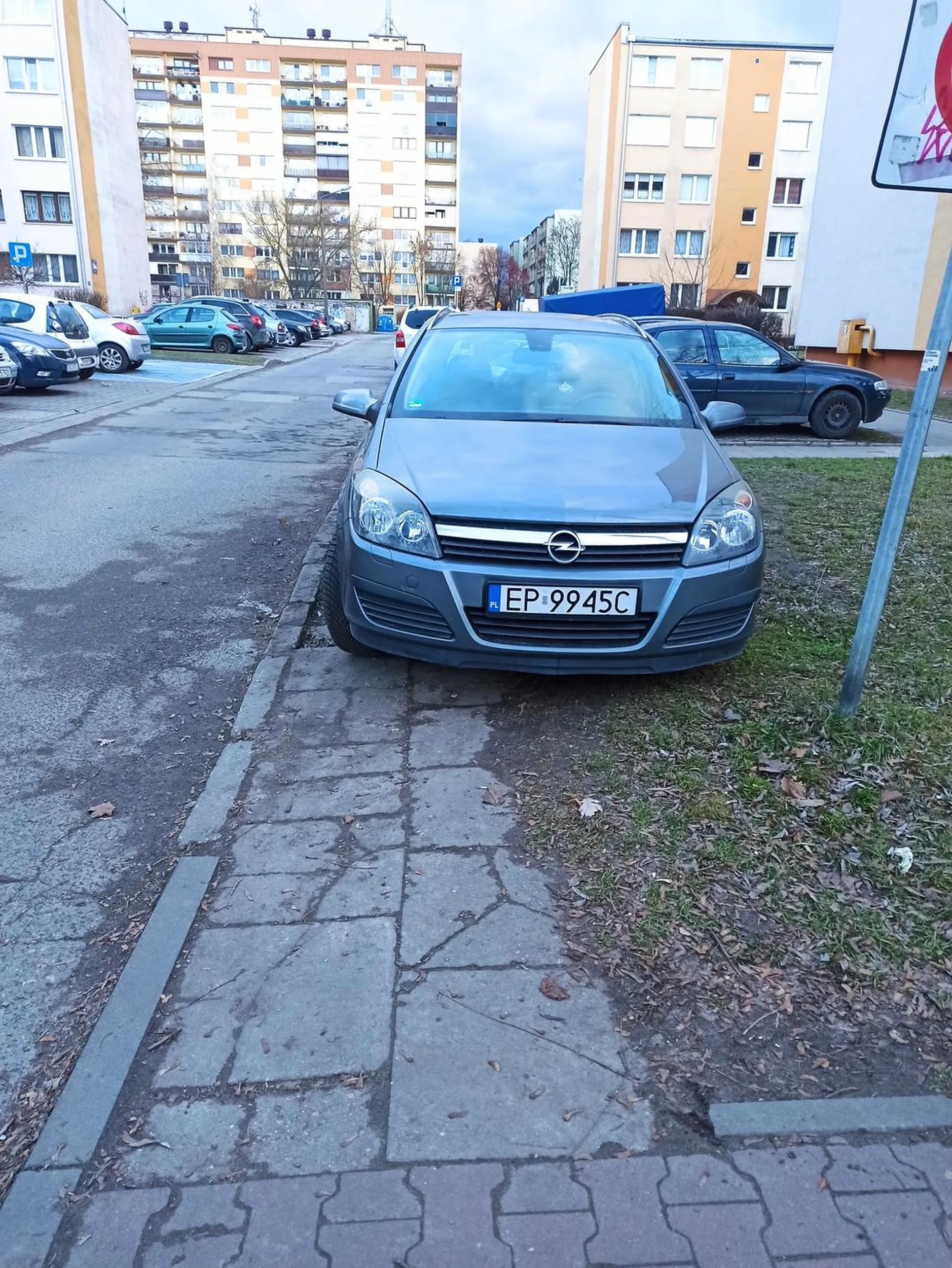Burak regularnie blokuje oraz dewastuje chodnik i trawnik!!! Dodatkowo ryzykuje, że mu się kiedyś ten znak na opelka przewróci. A przecież ostatnio wiatr coraz większy.