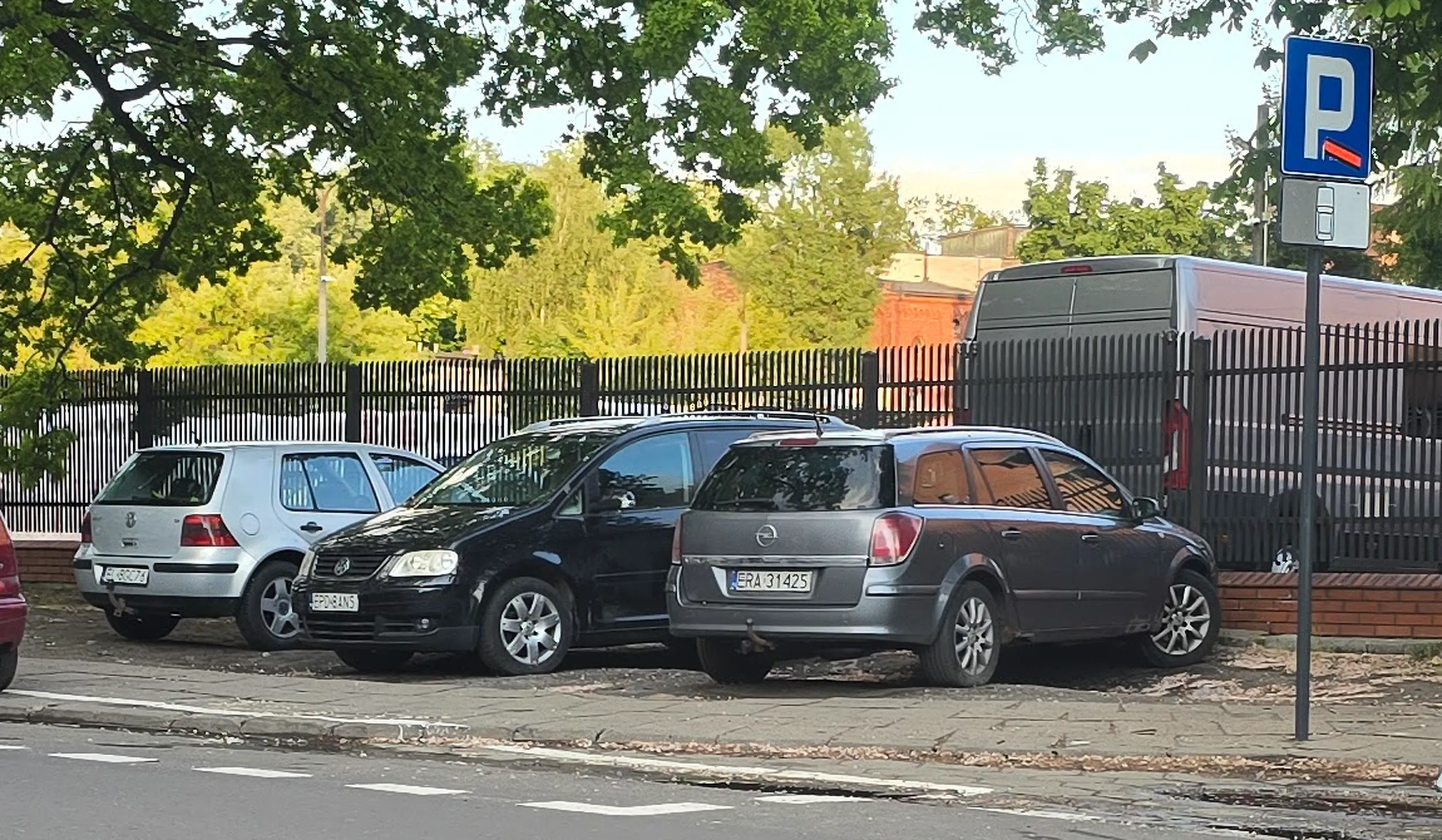 Nie wiem jakie zmiany zachodzą w mózgu osoby, która parkuje w ten sposób i olewa wyznaczone miejsca.