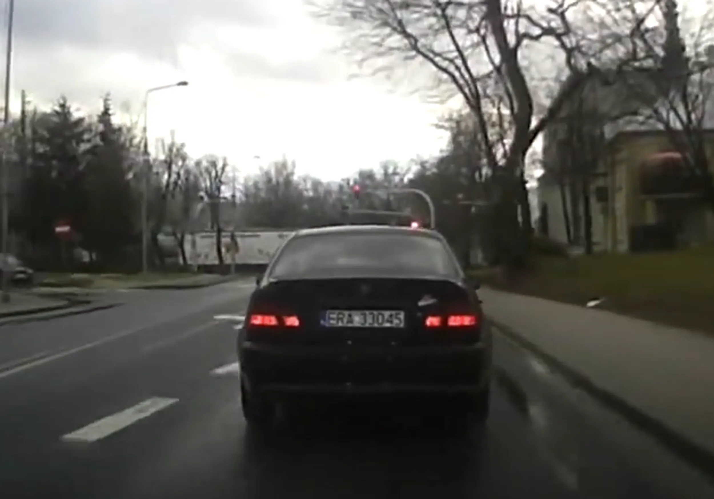 Kolego nie śpiesz się tak, nie ma sensu. Ktoś mógł przechodzić przez przejście. Spieszyłeś się a i tak na czerwonym stałeś. Pozdro.