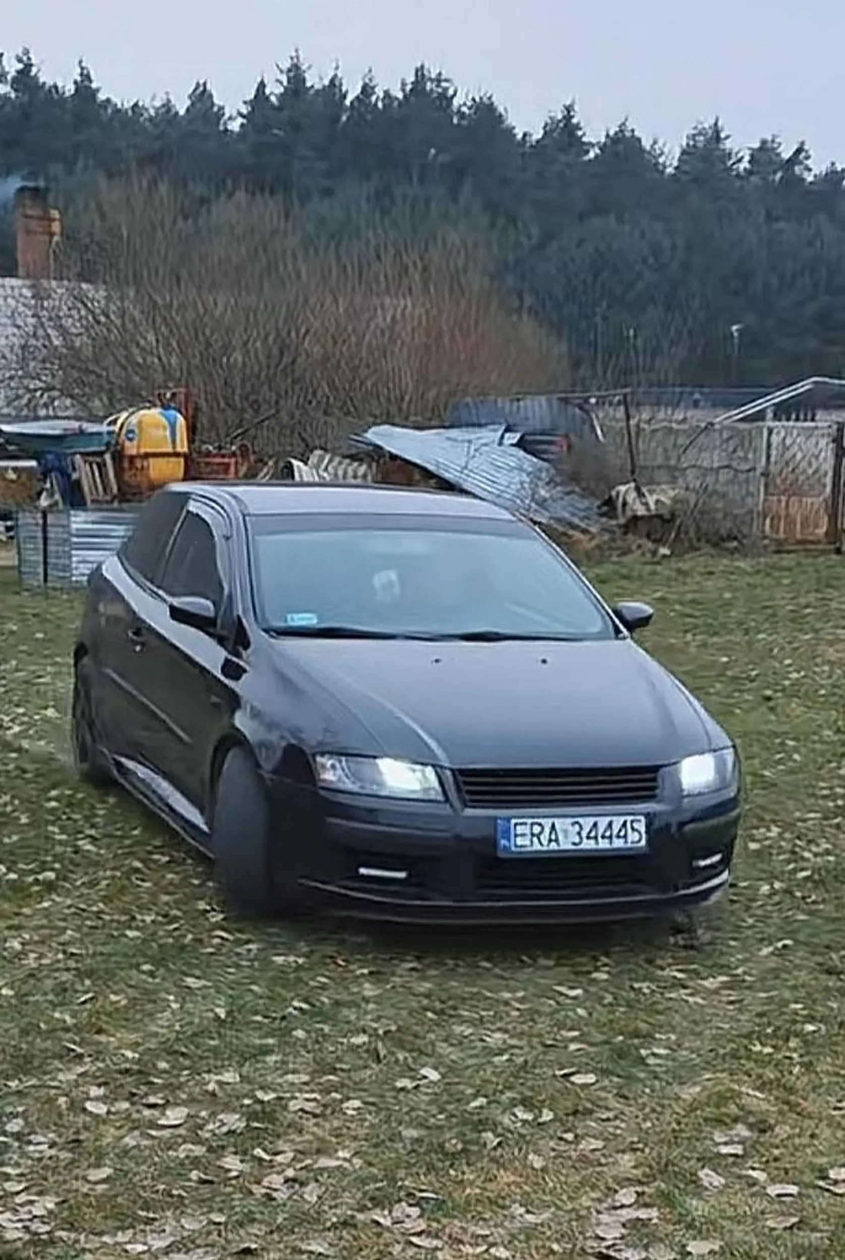 Kierowca młodo wygląda, tak jakby miał 10 lat. Podobno młody się uczy 10 lat, kierowca pojazdu daje długimi po oczach.