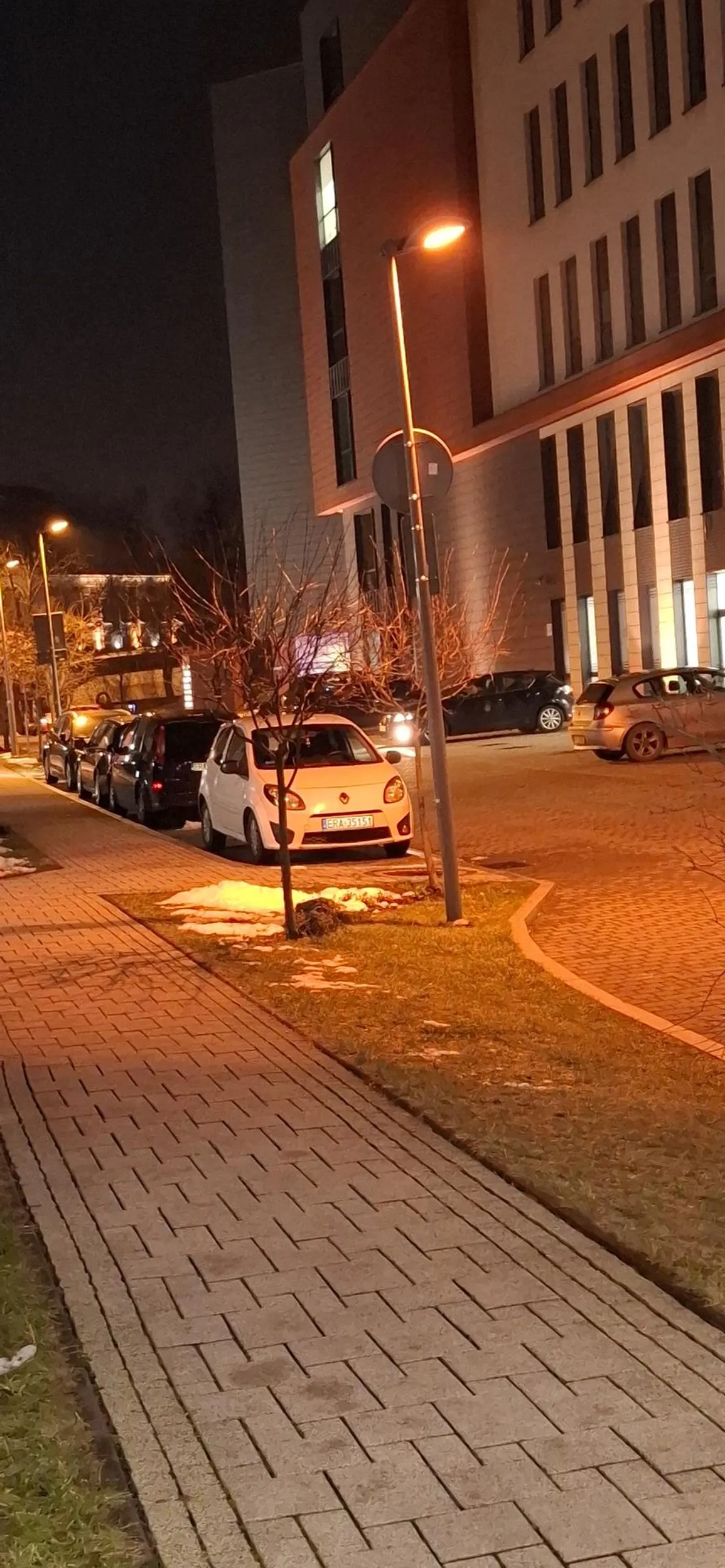 Zajmowanie 2 miejsc parkingowych takim małym pierdzielem to chyba świadectwo kompleksów