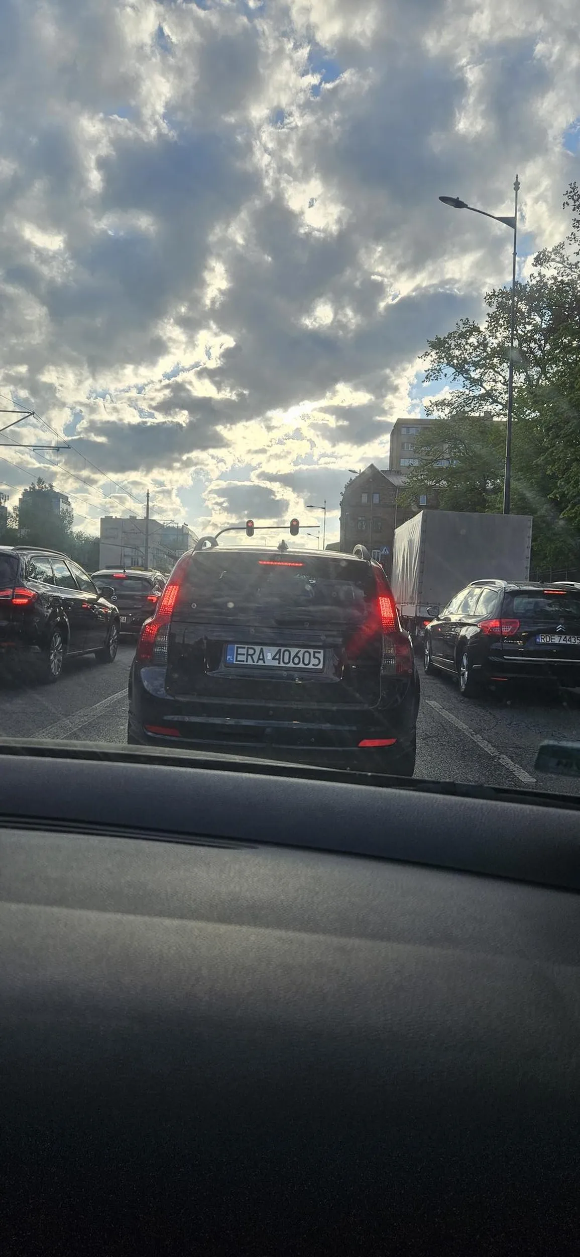 Wpierdala się na Piłsudskiego w lodzi bez kierunku.