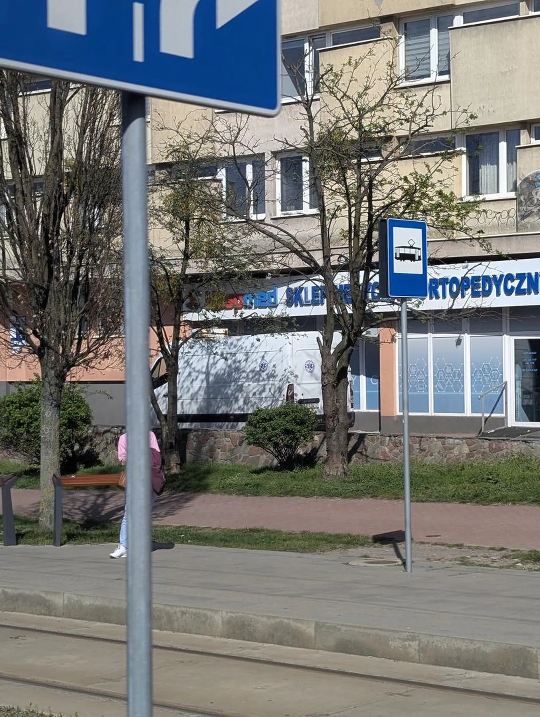 Ja rozumiem, że dostawa medyczna, ale to nadal jest chodnik...