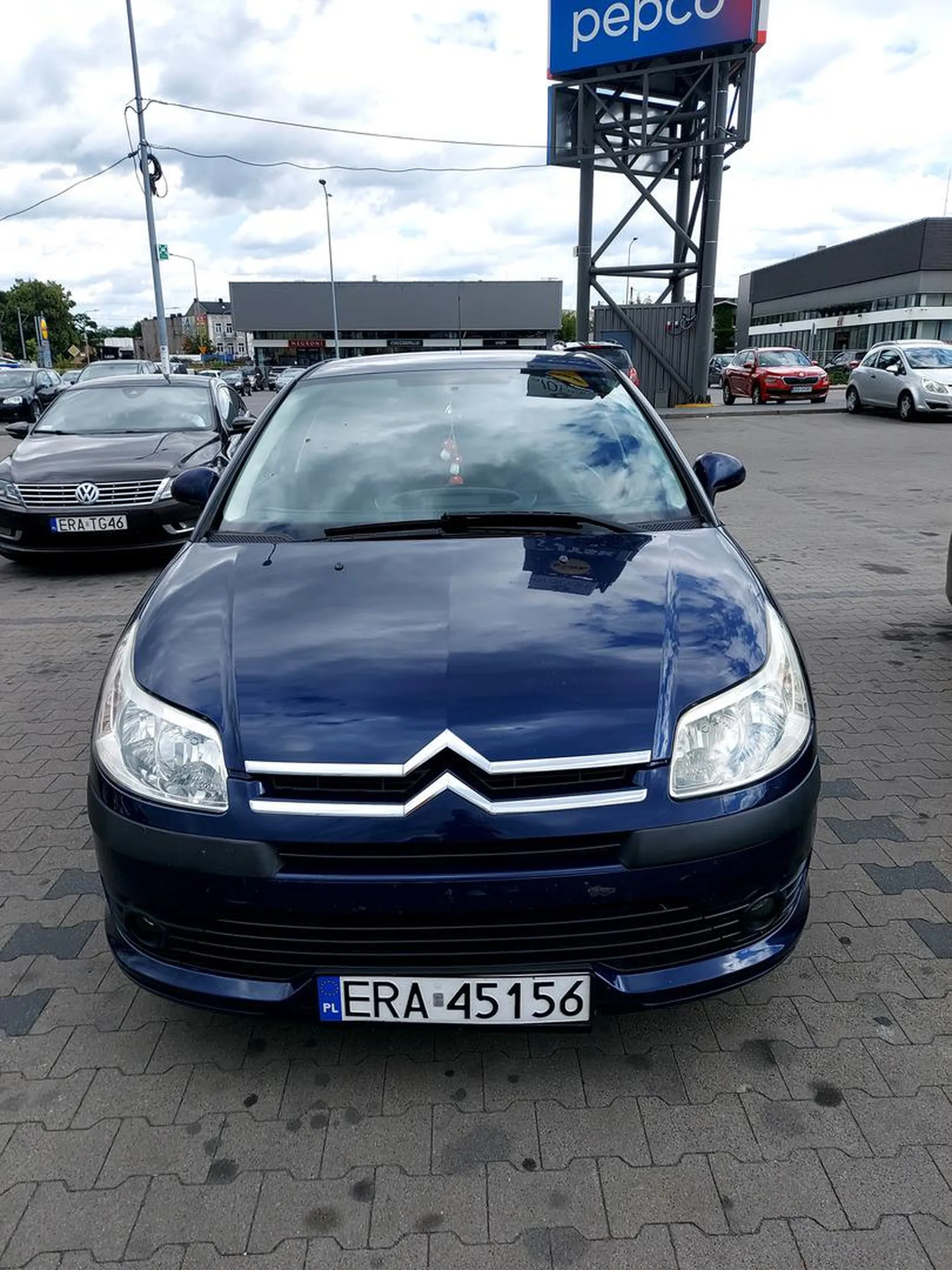 Głupia pipa na parkingu sklepowym na EraParku w Radomsku widząc gołebia przejechała po nim przez żadnego zastanowienia po czym zaparkowała i okrężną drogą na pieszo uciekła do pracy.