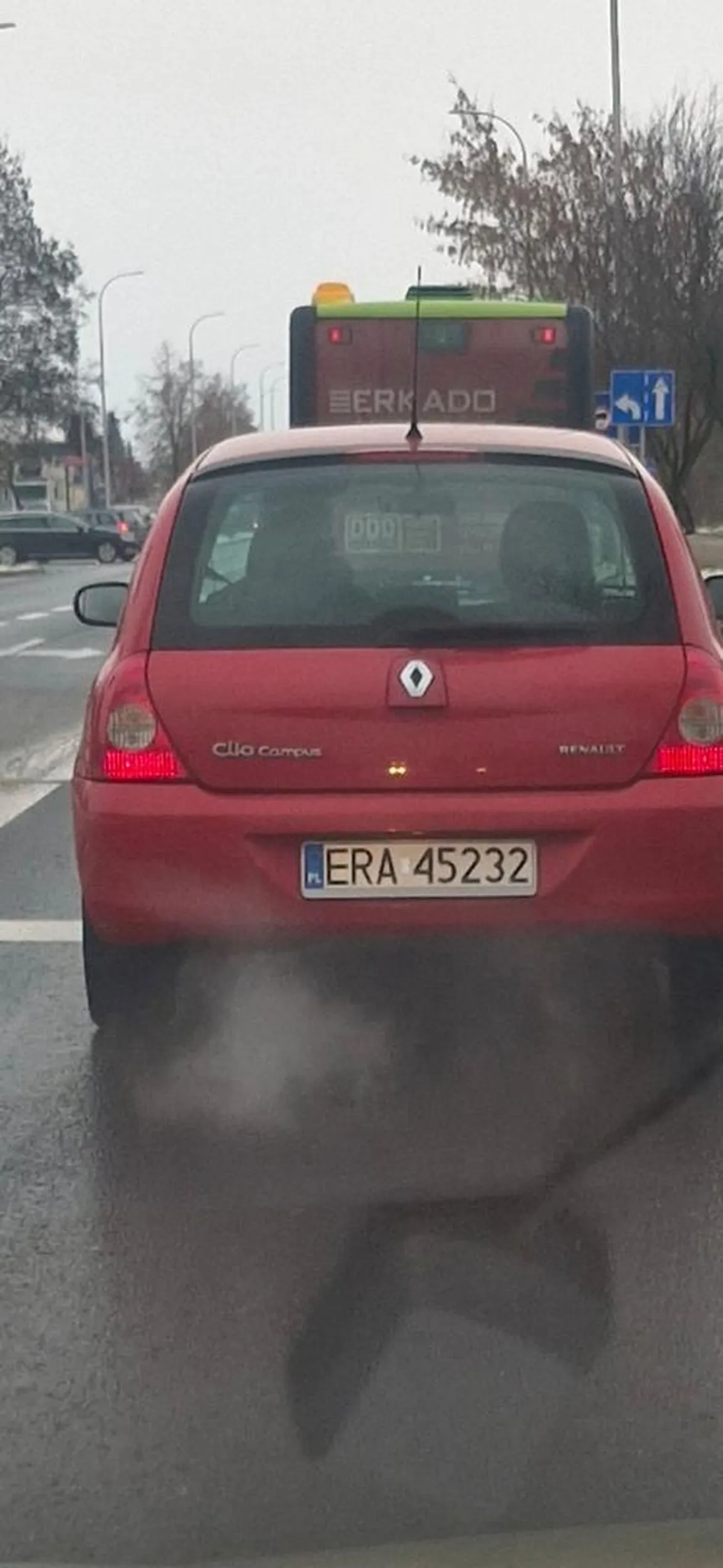 Ignoruje podstawowe zasady ruchu drogowego i ma gdzieś innych bo on musi