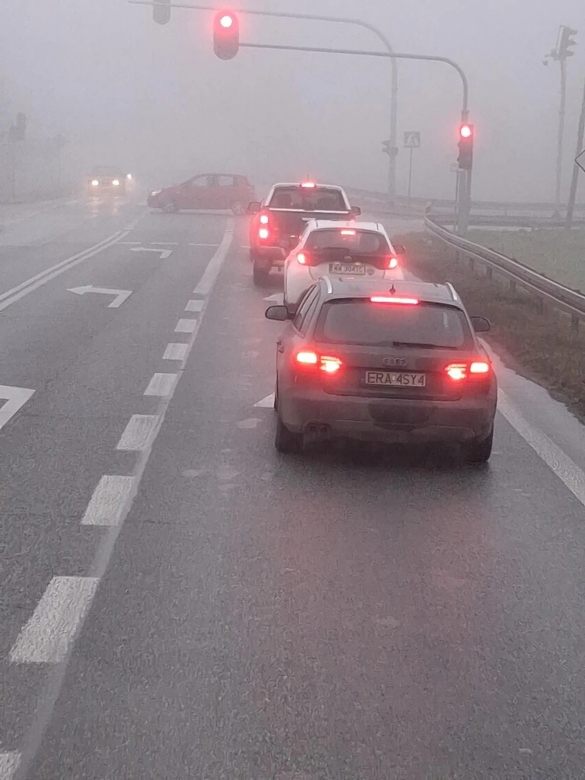 Jakim trzeba być tłumanem żeby jeździć w taką pogodę na światłach przeciwmgielnych tylnych