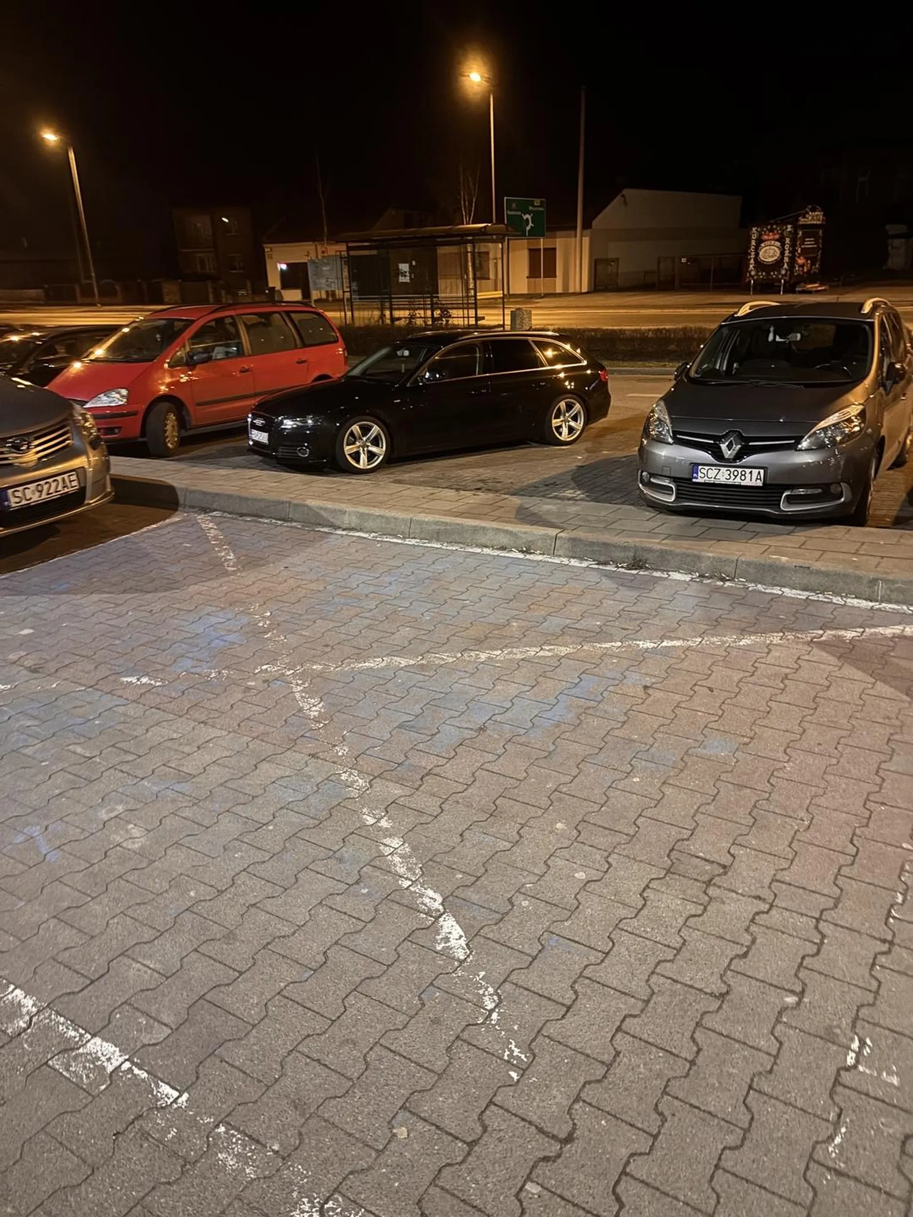 Naucz się parkować parówo. Jeździsz starociem, a zachowujesz się jakby to był Rolls Royce.