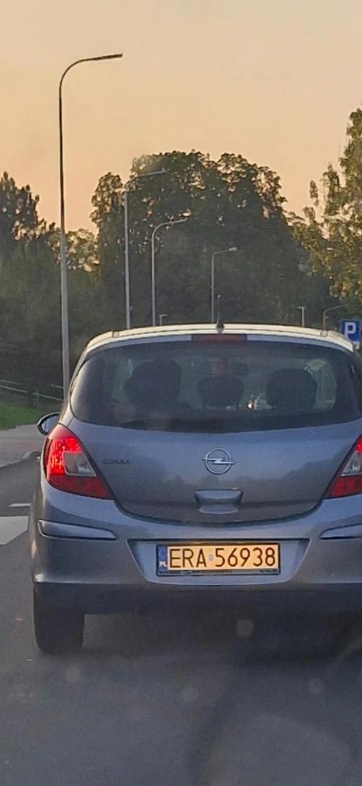 Kierowca totalny brak kompetencji do kierowania pojazdem. Tamuje ruch nie moze sie zdecydować czy ruszać czy nie . Nie uzywa kierunkowskazów.  A na środku skrzyżowania odwala maniane by tylko zobaczyć kto mu zwrócil uwagę najpierw zjeżdża na prawo by mnie puścić a następnie jednak kreci w lewo oczywiście kierunkowskazkazy nagle działają