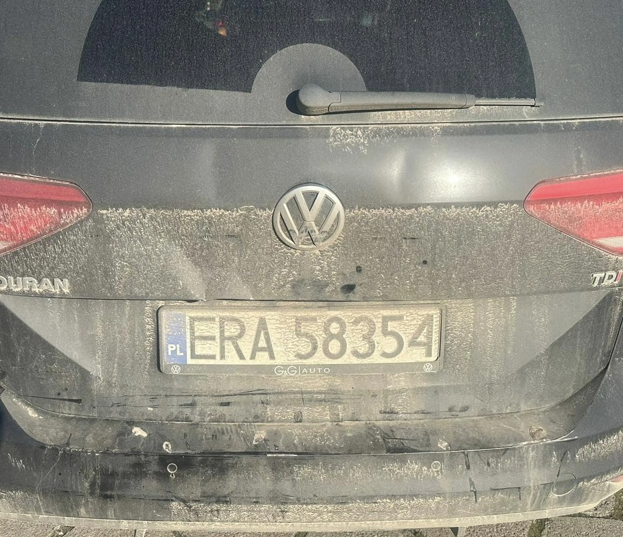 Proszę uważać na tego kierowcę!!! Wymusza na światłach, niby rusza ale zaraz gwałtownie hamuje i żąda wymyślnych kwot za dosłowne cmoknięcie jego auta. Wgniecenie z tyłu już miał, ale wlicza je sobie w koszta ?