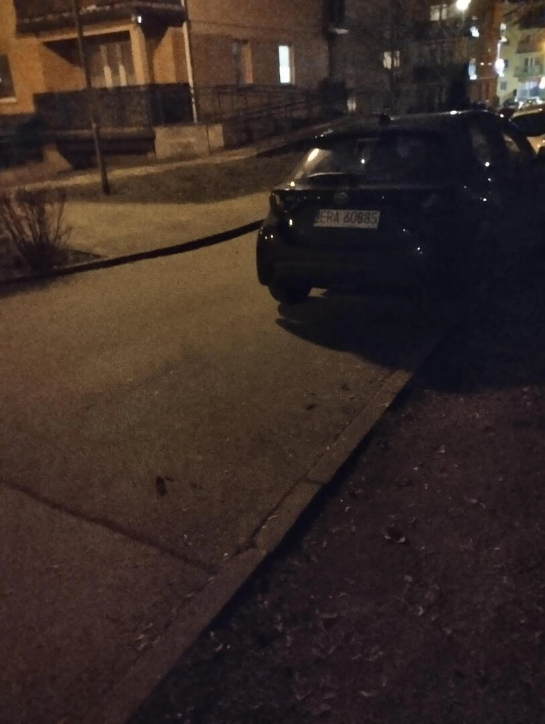 Zablokowana droga pożarowa, brak możliwości przejazdu.