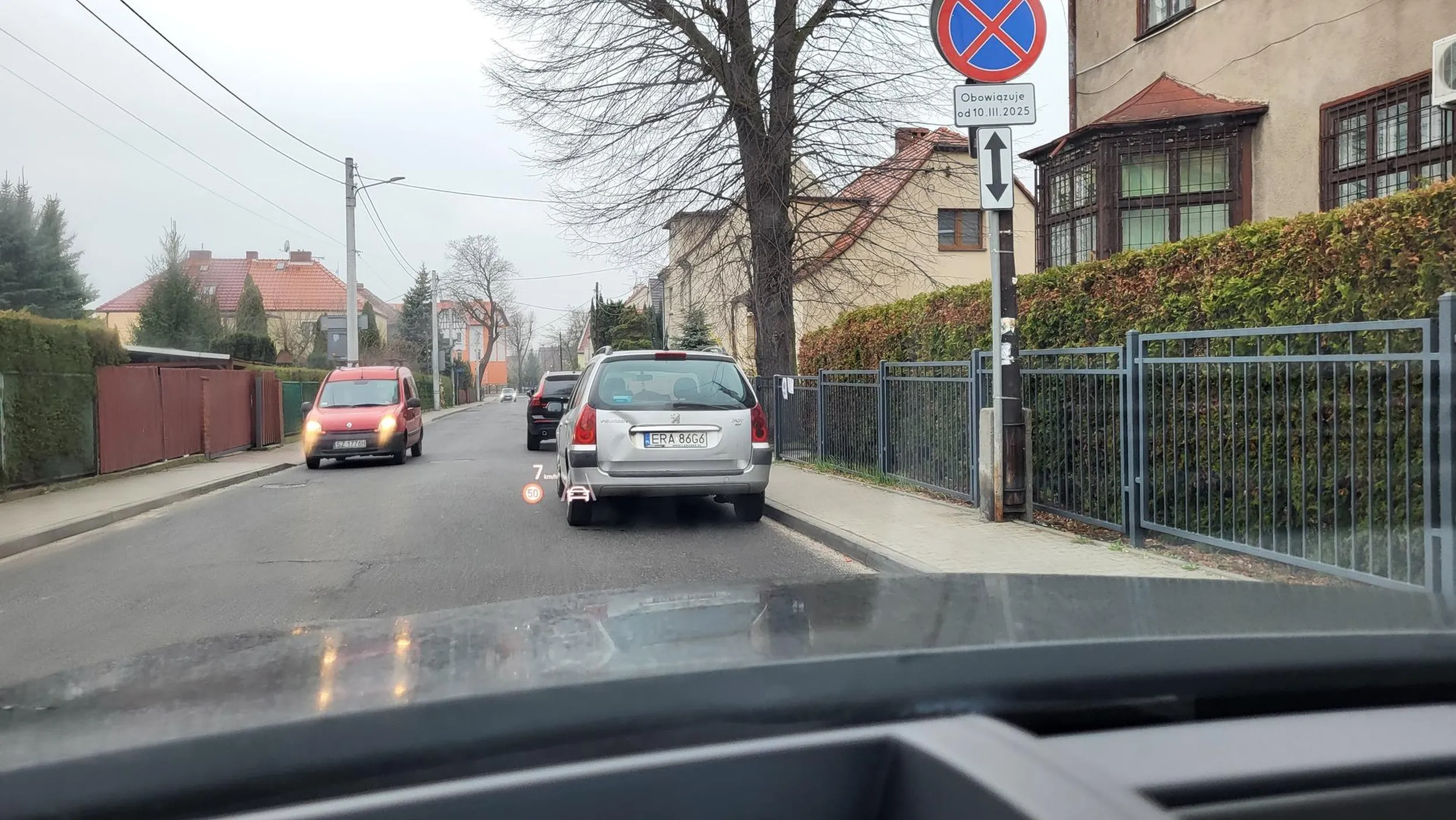 Parkowanie pod zakazem na jedynej drodze, która stanowi dedykowany objazd dla całej zakorkowanej dzielnicy. Znak zakazu jest powielony po obu stronach ulicy.