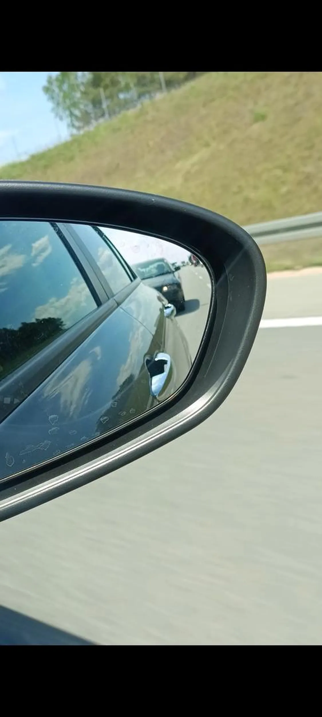 Na autostradzie baba trzyma się ciągle zderzaka