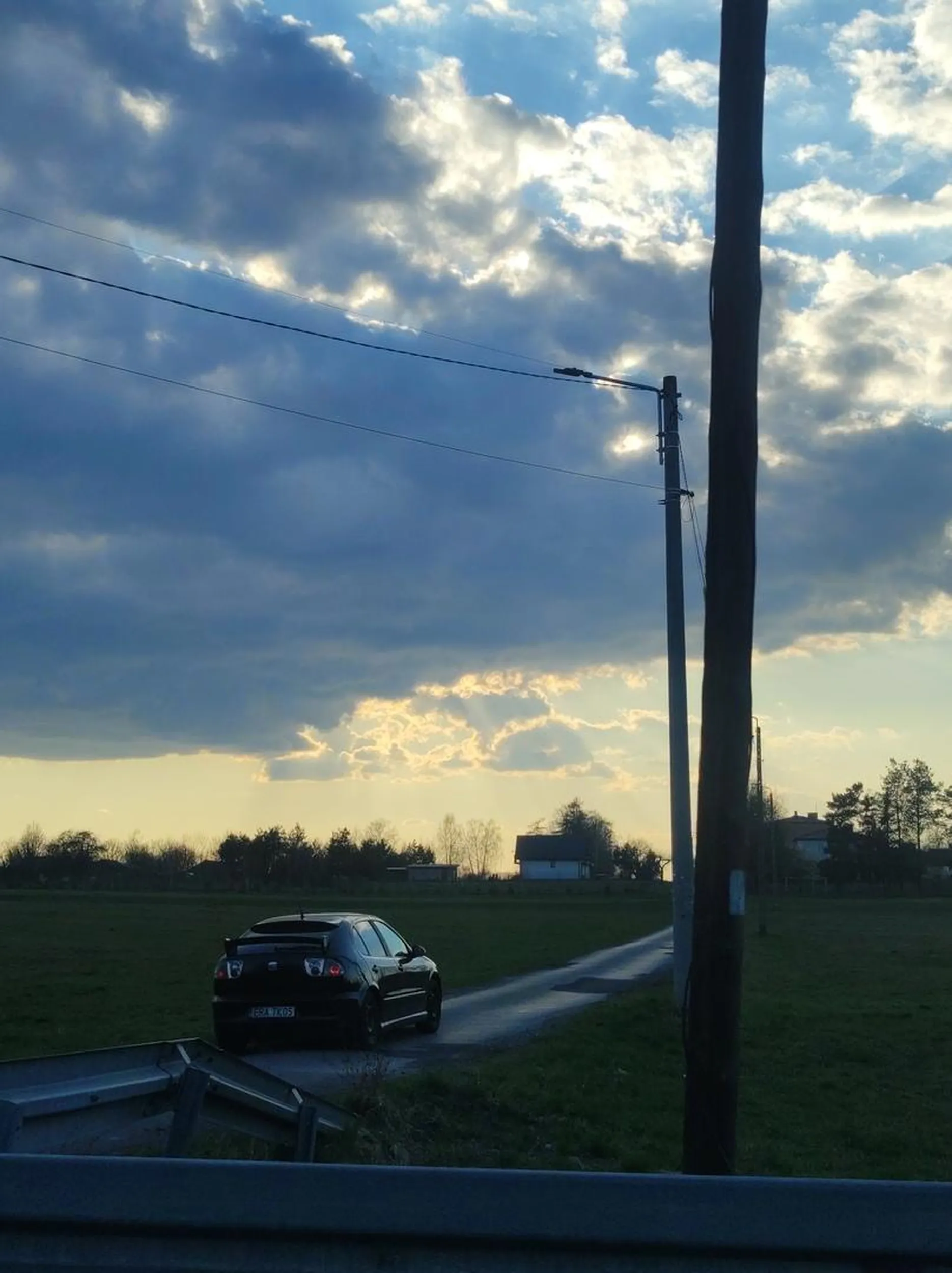 przypadkowo robiac zdjecie podczas jazdy uchwycilem takie piekne zdjecie razem z pana/pani samochodem. mysle ze wyszlo ladnie wiec podsylam pozdrawiam