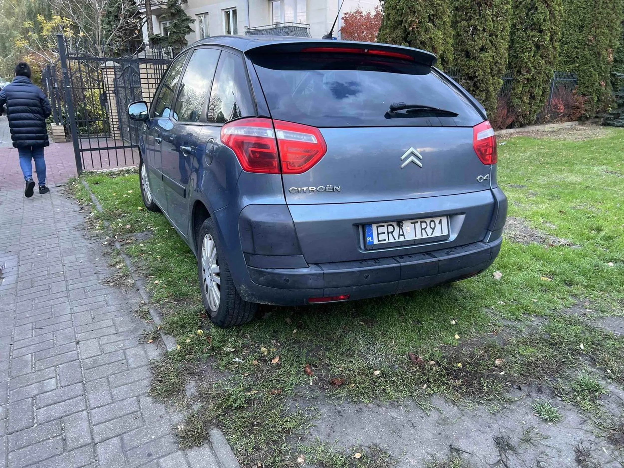 Wzdłuż ulicy kilka miejsc wolnych, ale oczywiście zaparkować trzeba na trawniku.