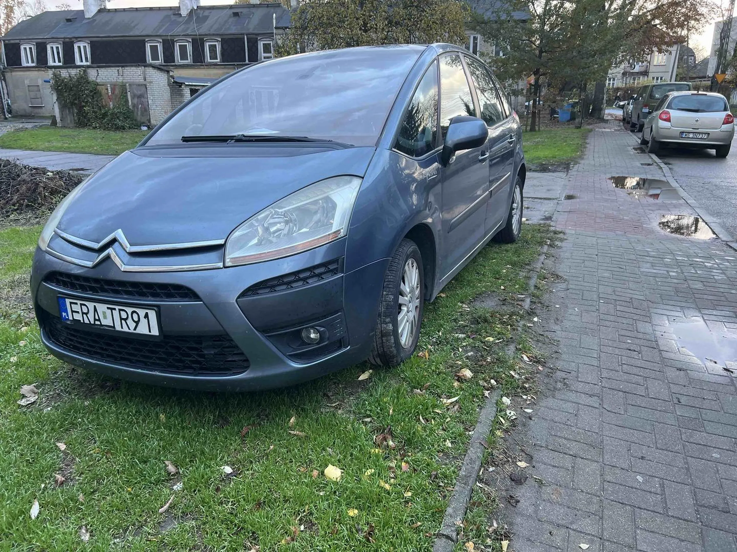 Wzdłuż ulicy kilka miejsc wolnych, ale oczywiście zaparkować trzeba na trawniku.