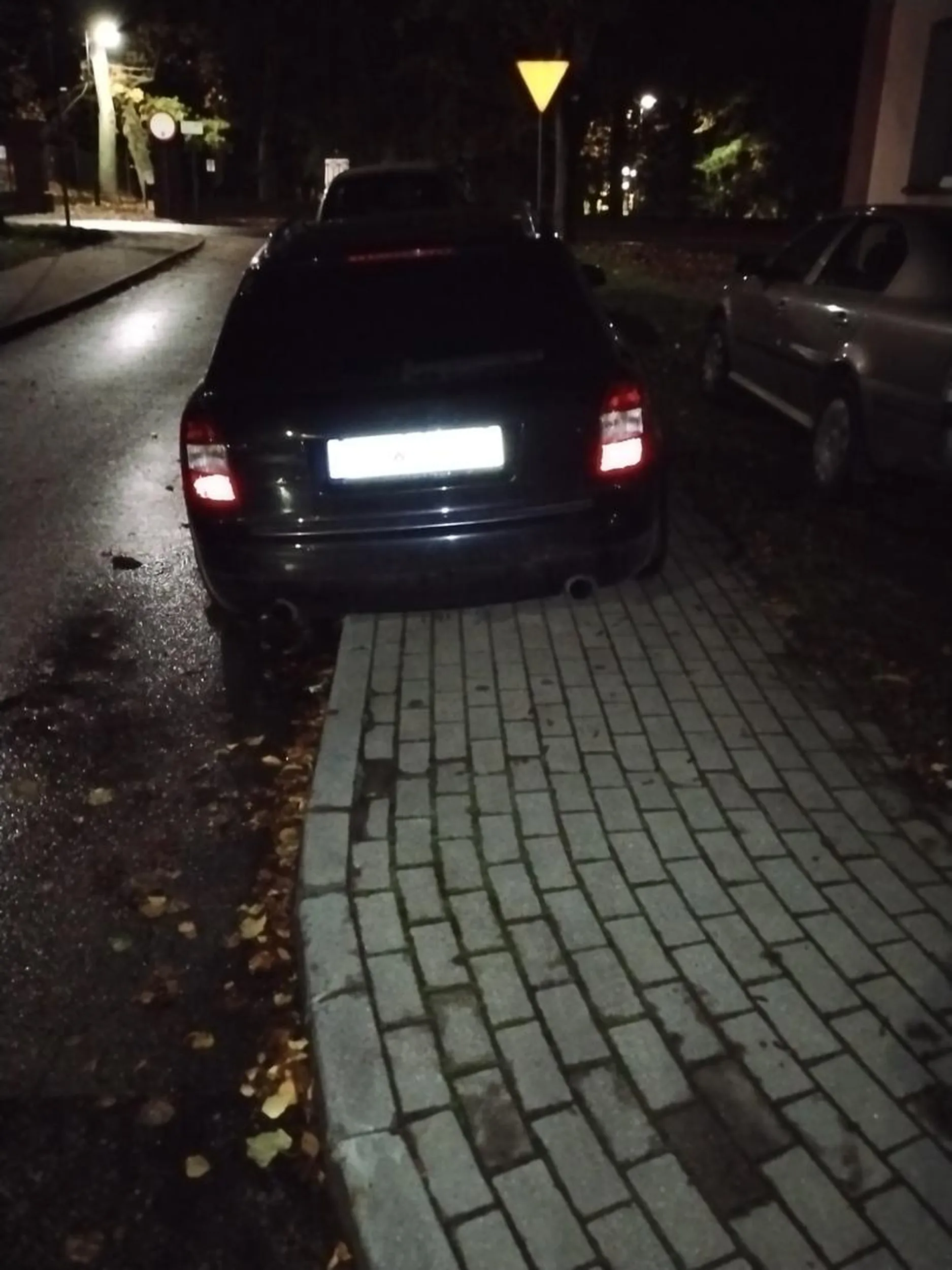 Dostajesz karnego kutasa za parkowanie na chodniku ?