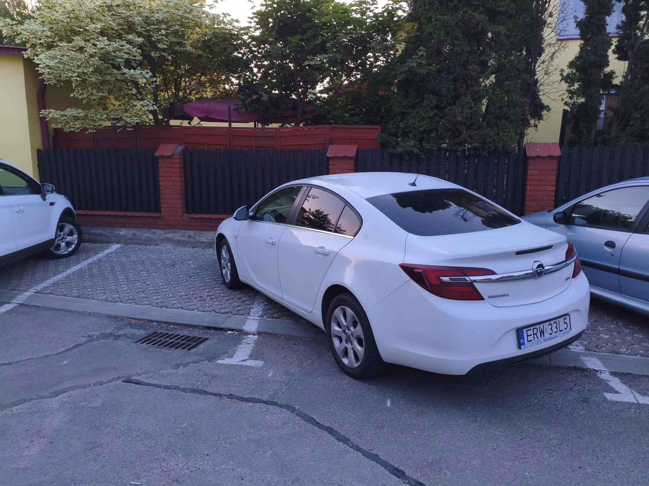 Jak nie potrafisz na parkingu zaparkować na jednym stanowisku, to proszę kupić sobie Tata-mobila..